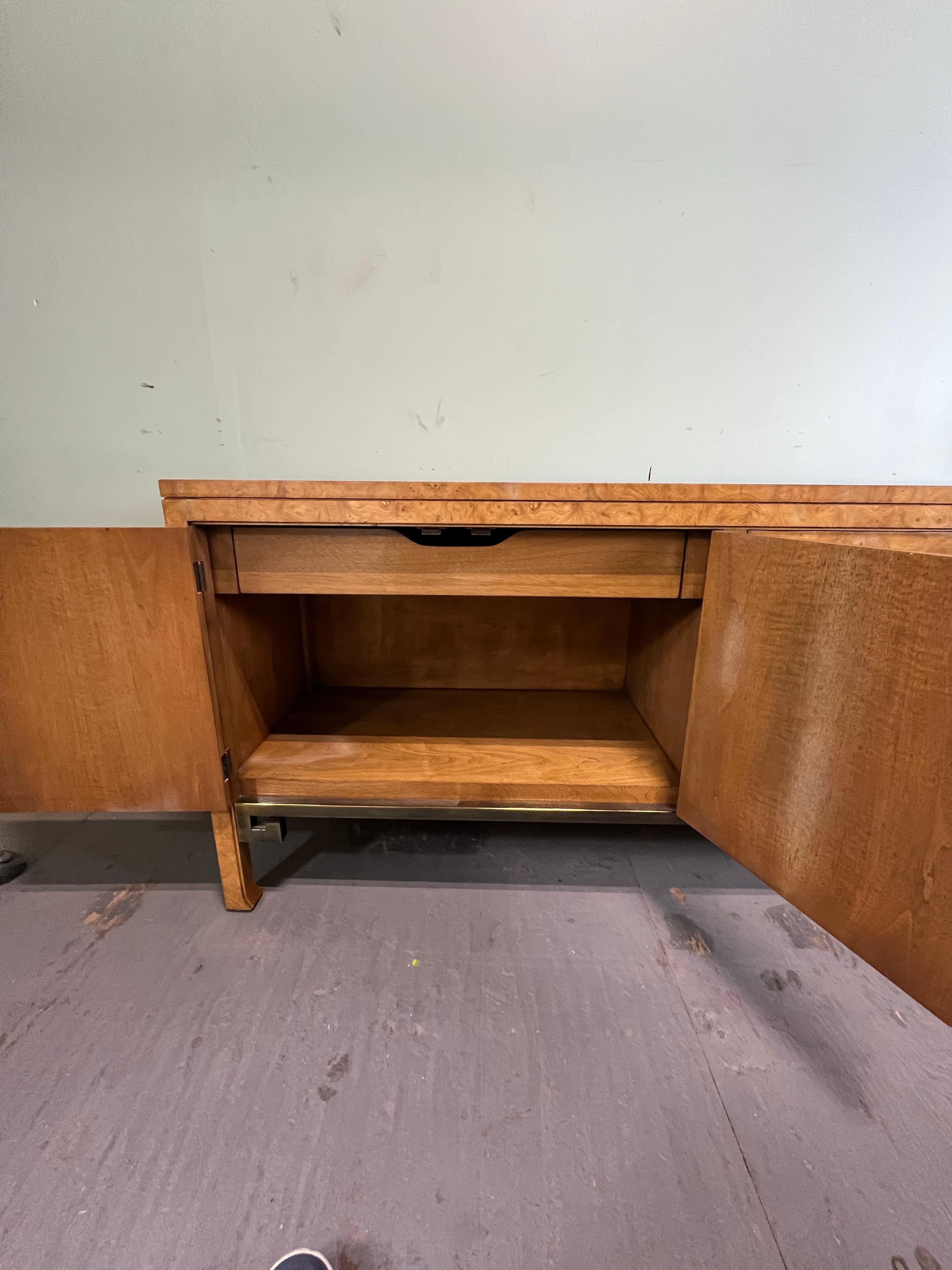 Ottone Credenza Mastercraft Hollywood Regency in Wood Wood e ottone, anni '70 in vendita
