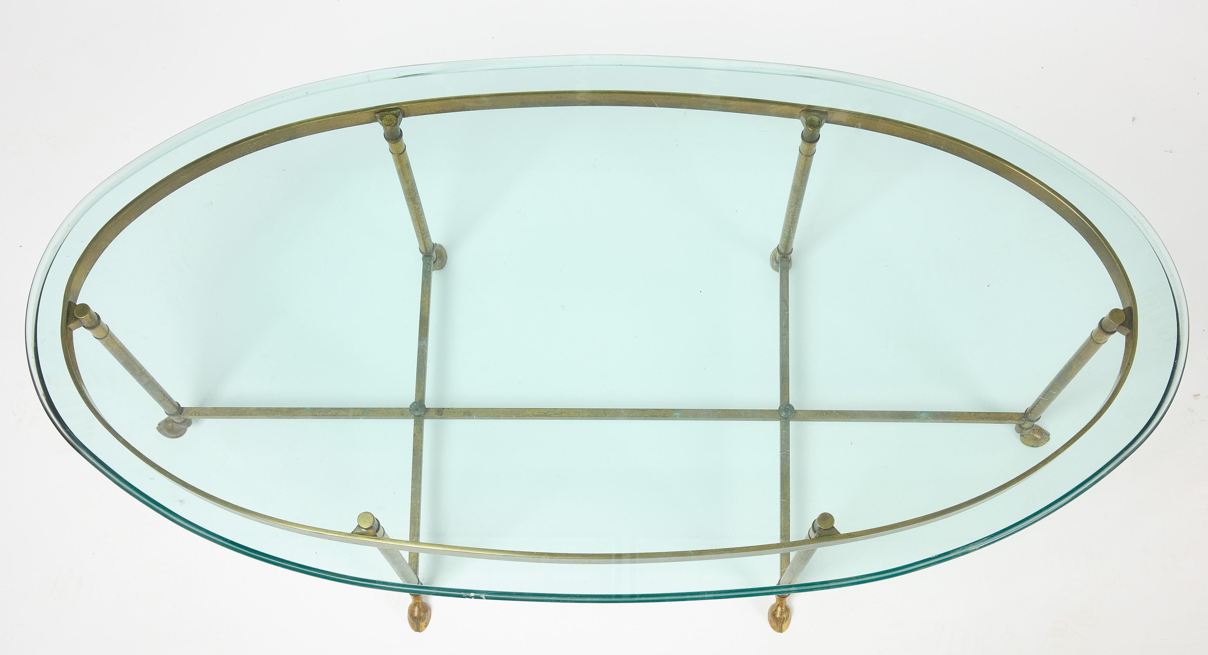 Mastercraft  table basse en laiton avec pied en sabot.

H 17 in. W 51-1/2 in. D 26 in. 