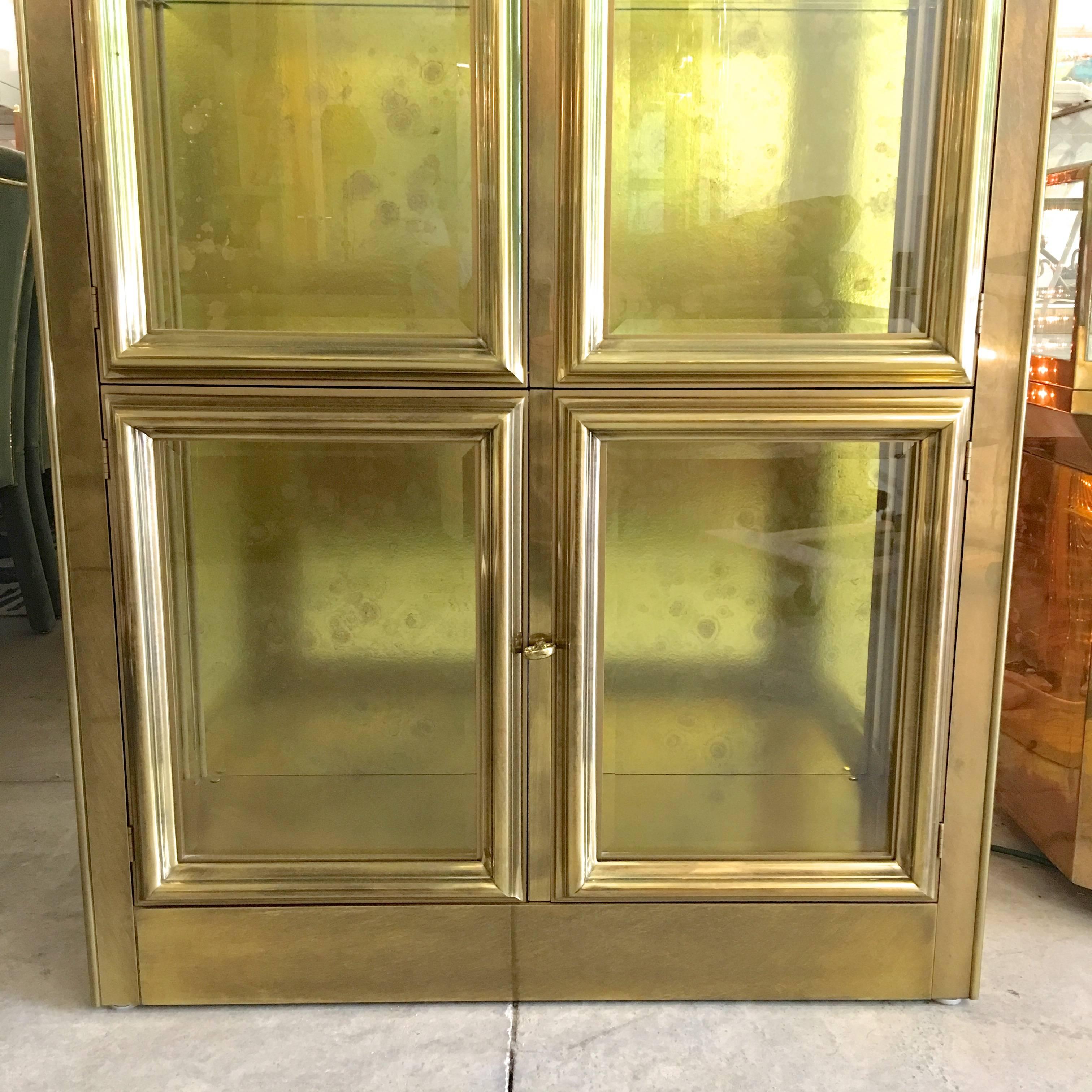 Mastercraft Illuminated Brass and Glass Vitrine In Excellent Condition In Hanover, MA