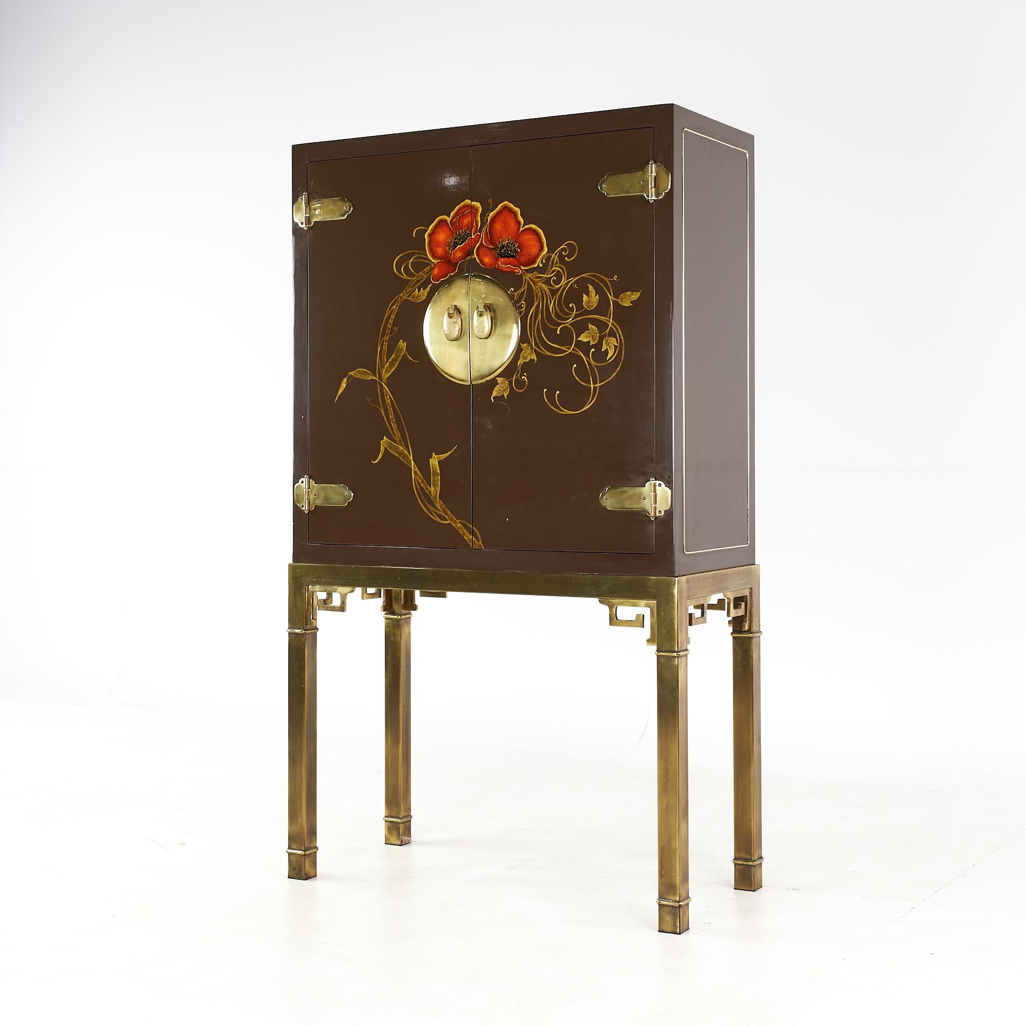 Mid-Century Modern Mastercraft Mid Century Asian Inspired Lacquered Bar Cabinet on Brass Stand en vente