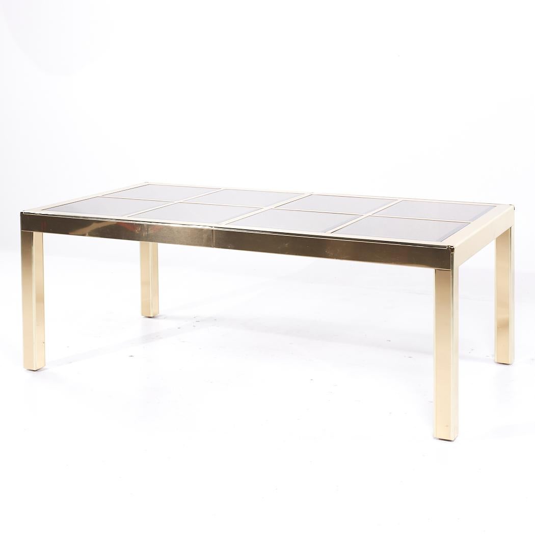 Mid-Century Modern Mastercrafters Mid Century Table de salle à manger en laiton et verre en vente