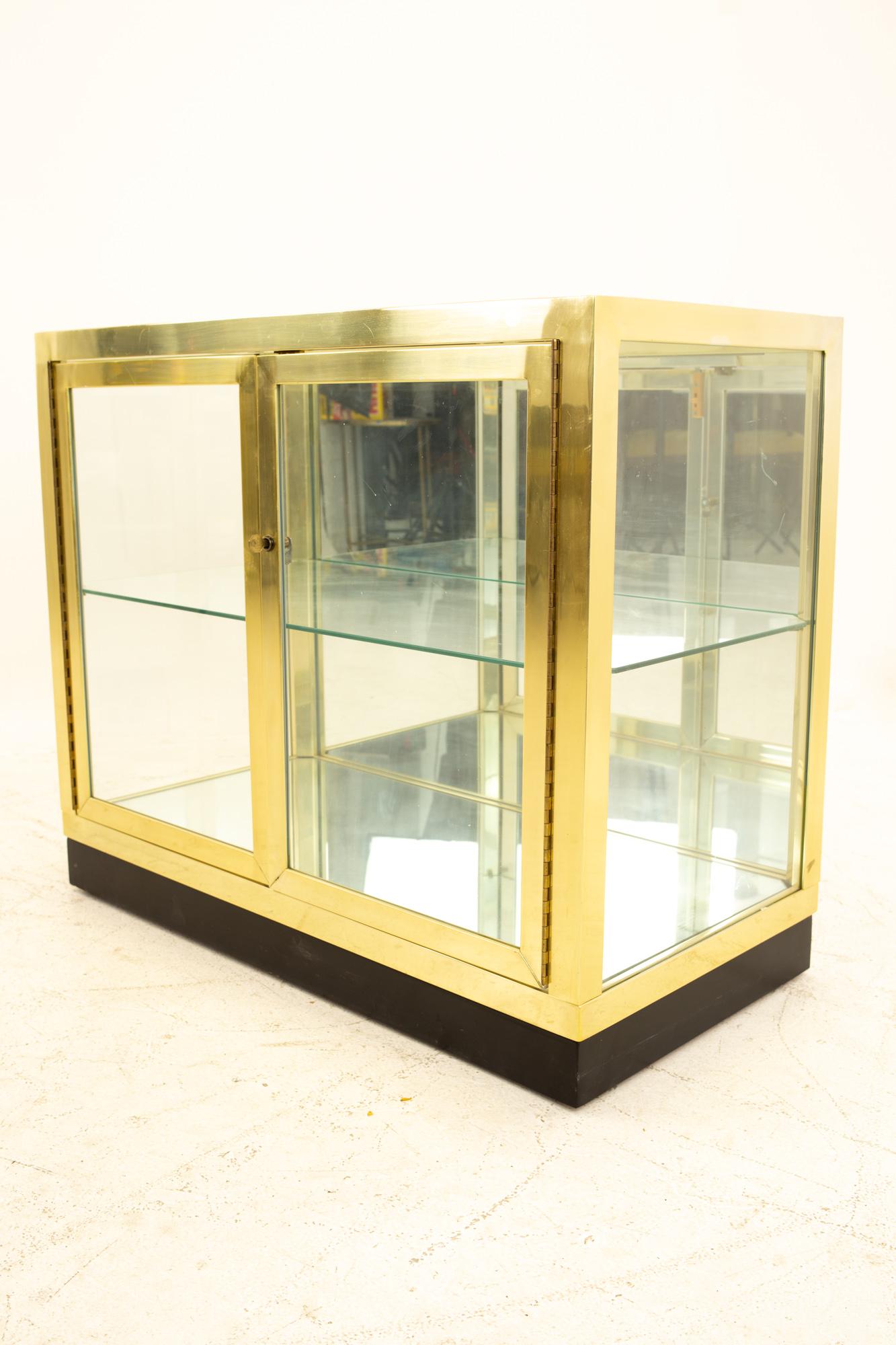 Mastercraft Mid Century Brass and Glass Display Cabinet In Good Condition In Countryside, IL
