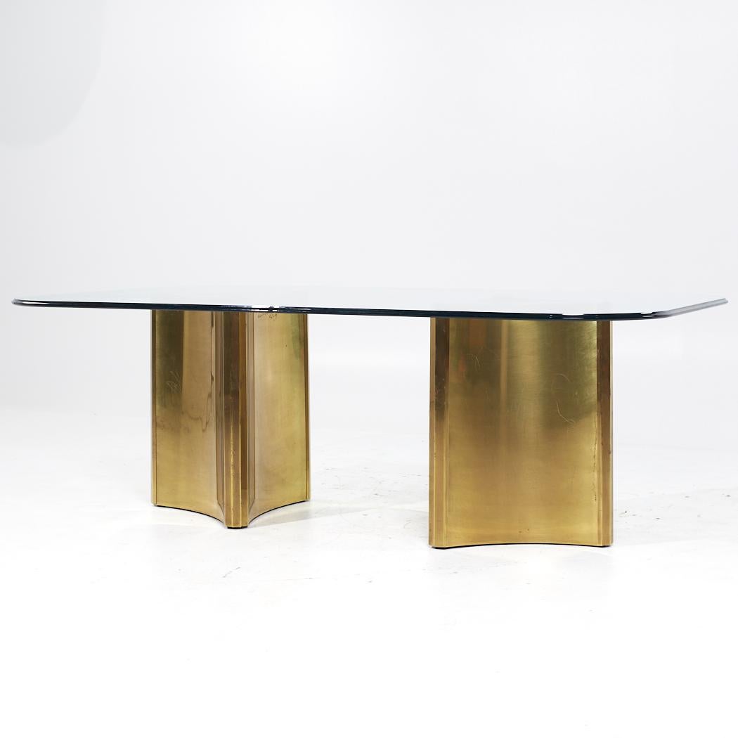 Mid-Century Modern Mastercrafters Mid Century Brass and Glass Pedestal Table (Guéridon en laiton et verre) en vente