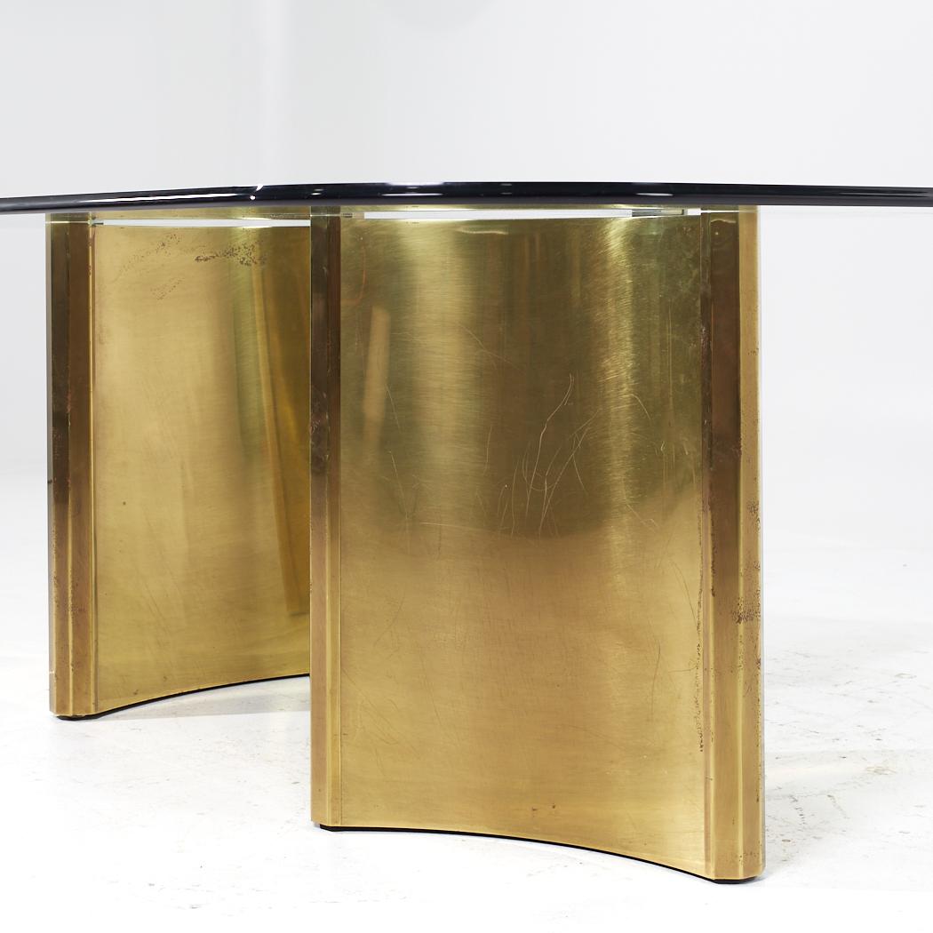 Américain Mastercrafters Mid Century Brass and Glass Pedestal Table (Guéridon en laiton et verre) en vente