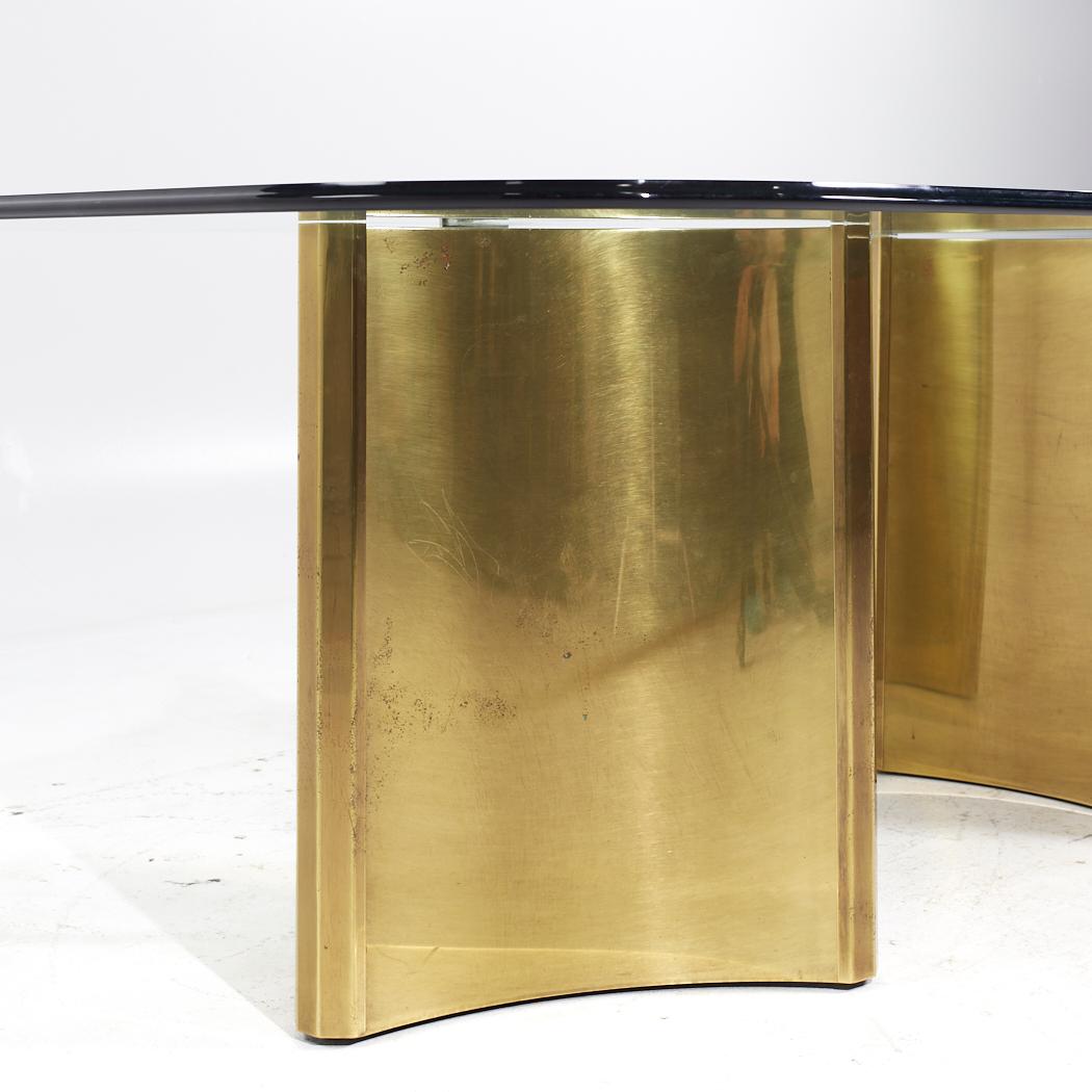 Mastercrafters Mid Century Brass and Glass Pedestal Table (Guéridon en laiton et verre) Bon état - En vente à Countryside, IL