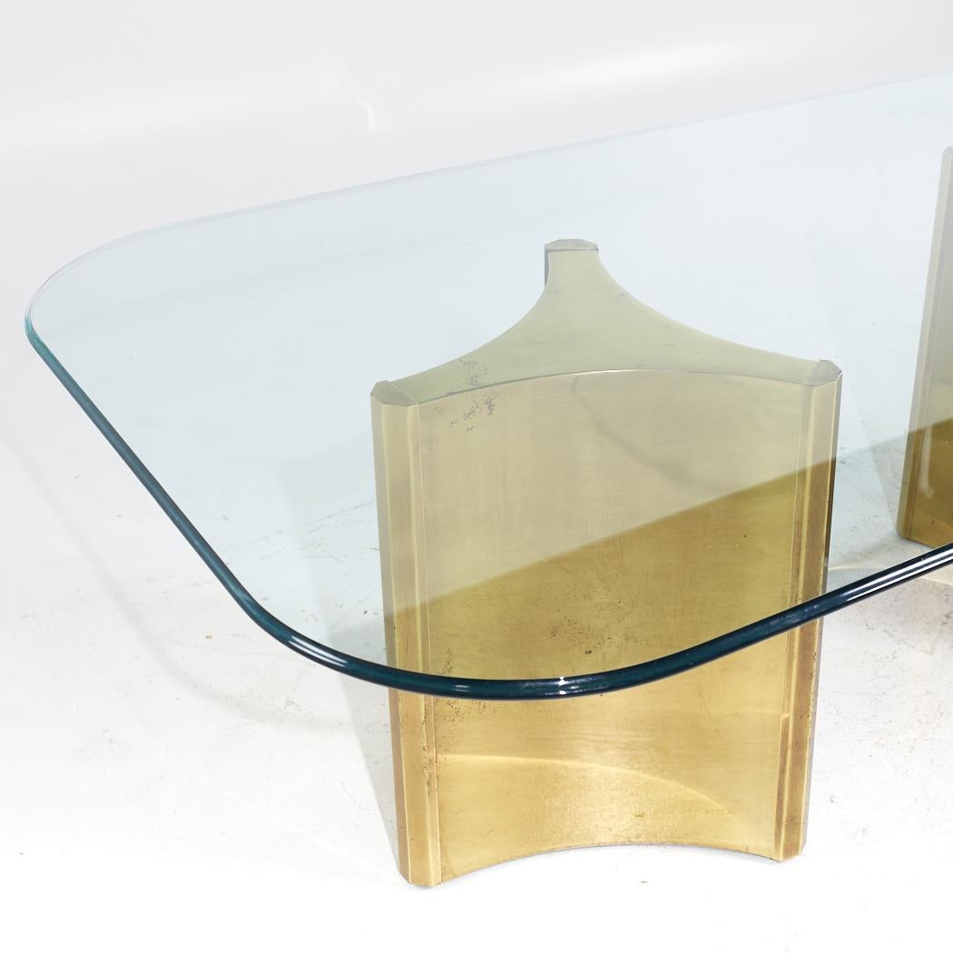 Fin du 20e siècle Mastercrafters Mid Century Brass and Glass Pedestal Table (Guéridon en laiton et verre) en vente