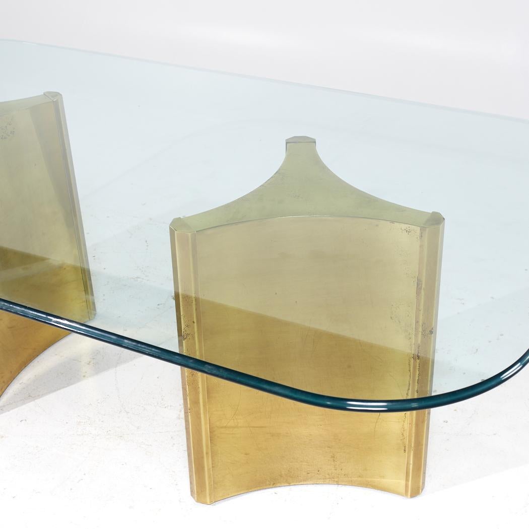 Laiton Mastercrafters Mid Century Brass and Glass Pedestal Table (Guéridon en laiton et verre) en vente
