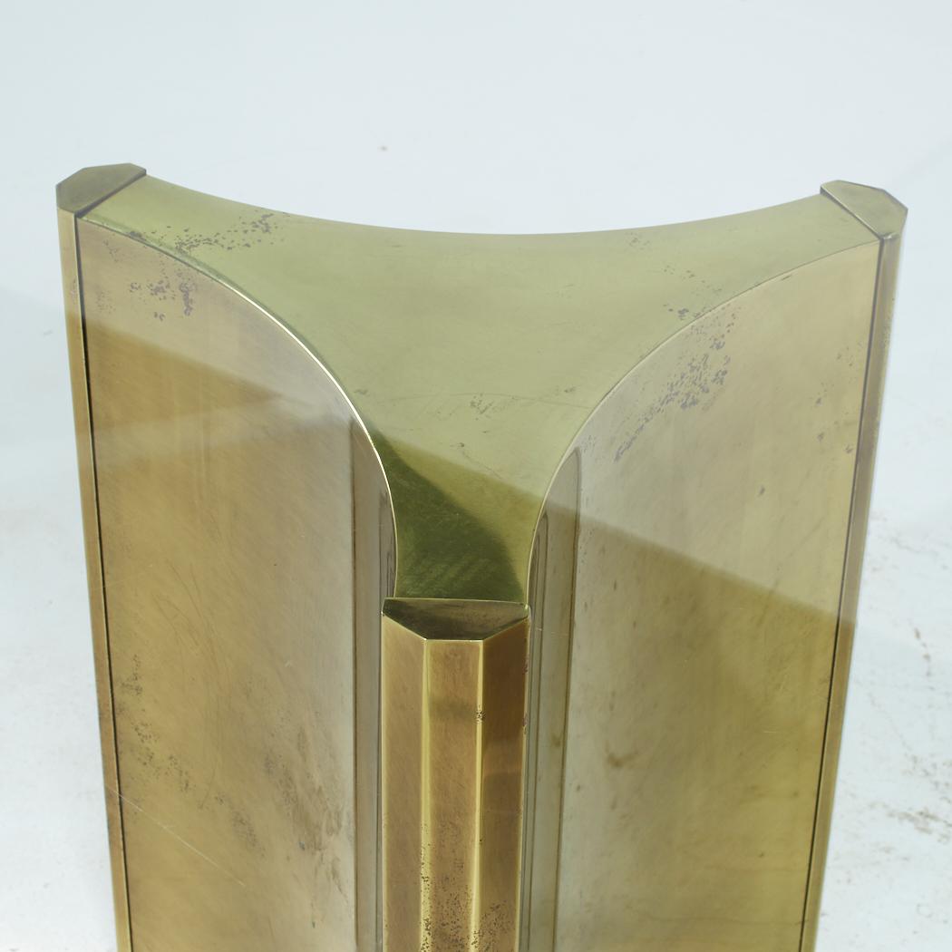 Mastercrafters Mid Century Brass and Glass Pedestal Table (Guéridon en laiton et verre) en vente 1