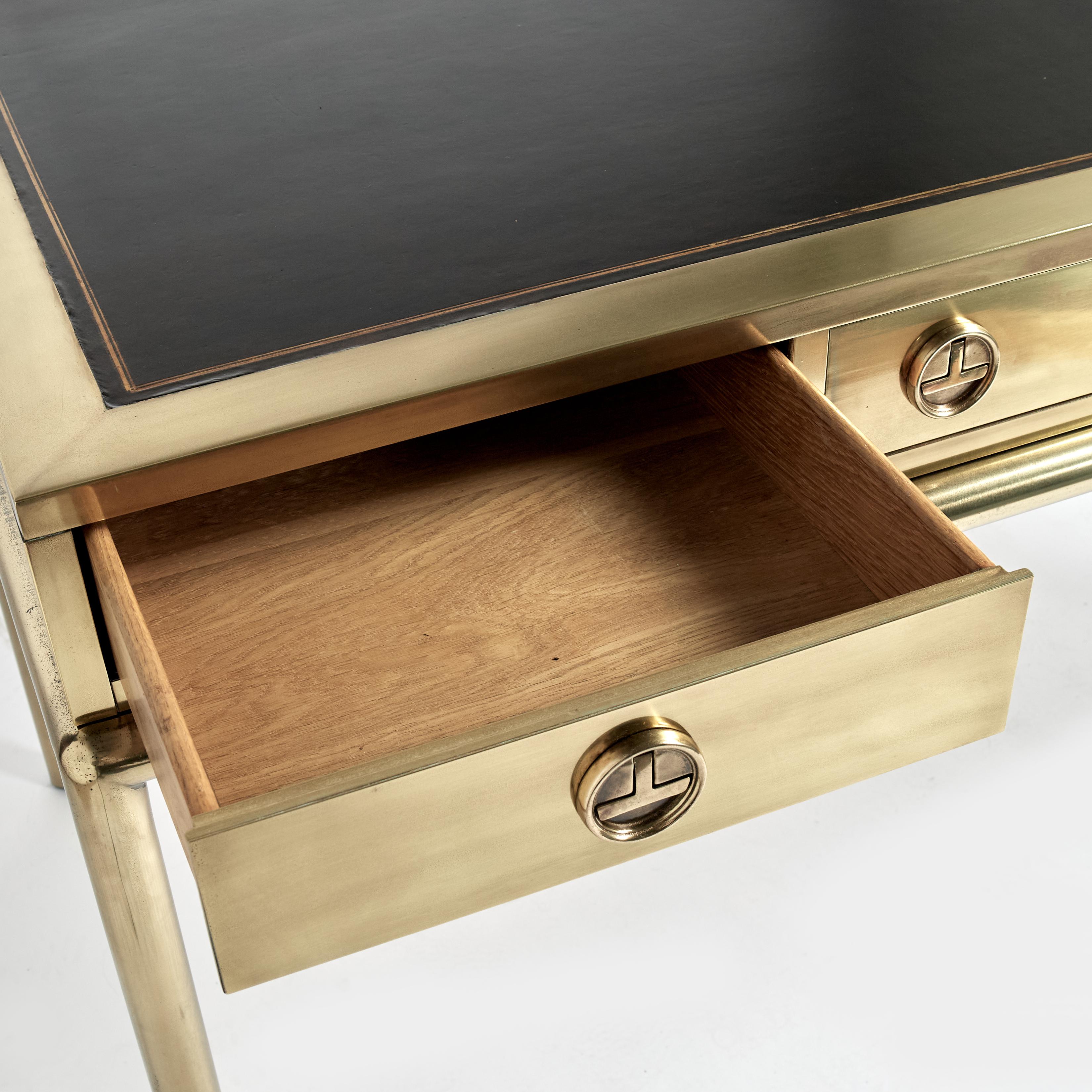 Escritorio estilo campaña Mastercraft Mid Century Brass Leather Top en venta 2