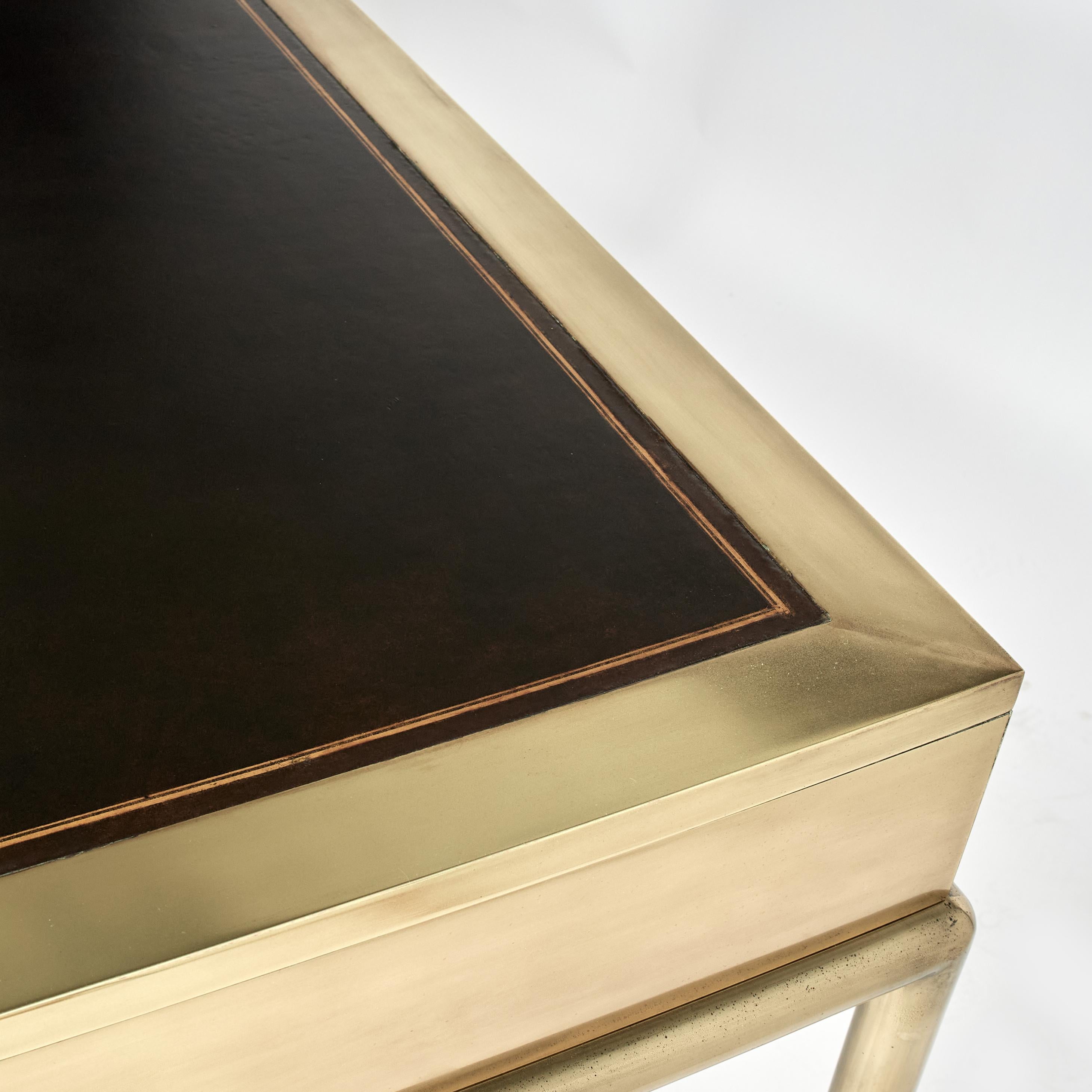 Escritorio estilo campaña Mastercraft Mid Century Brass Leather Top en venta 6