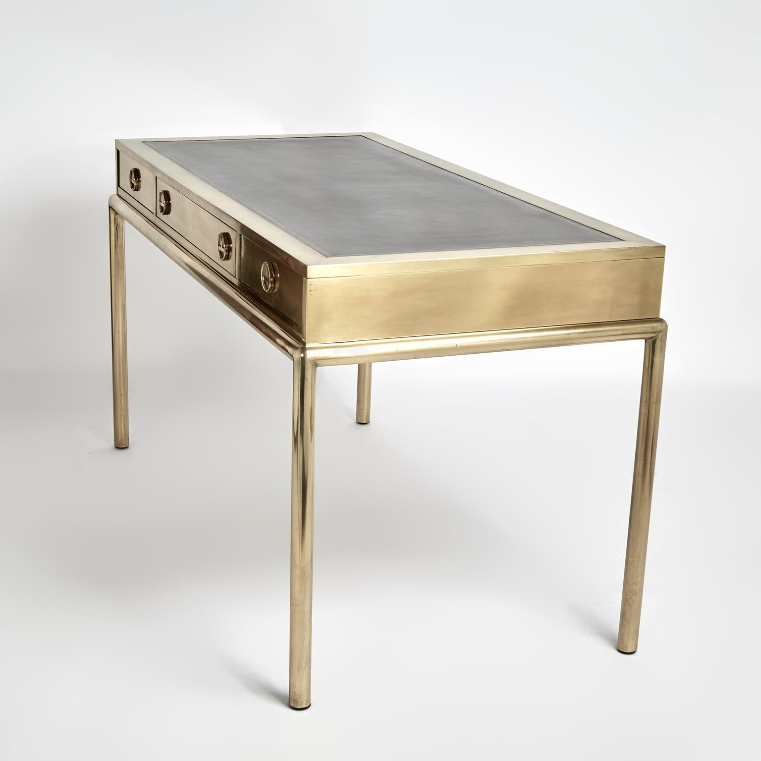 Escritorio estilo campaña Mastercraft Mid Century Brass Leather Top Moderno de mediados de siglo en venta