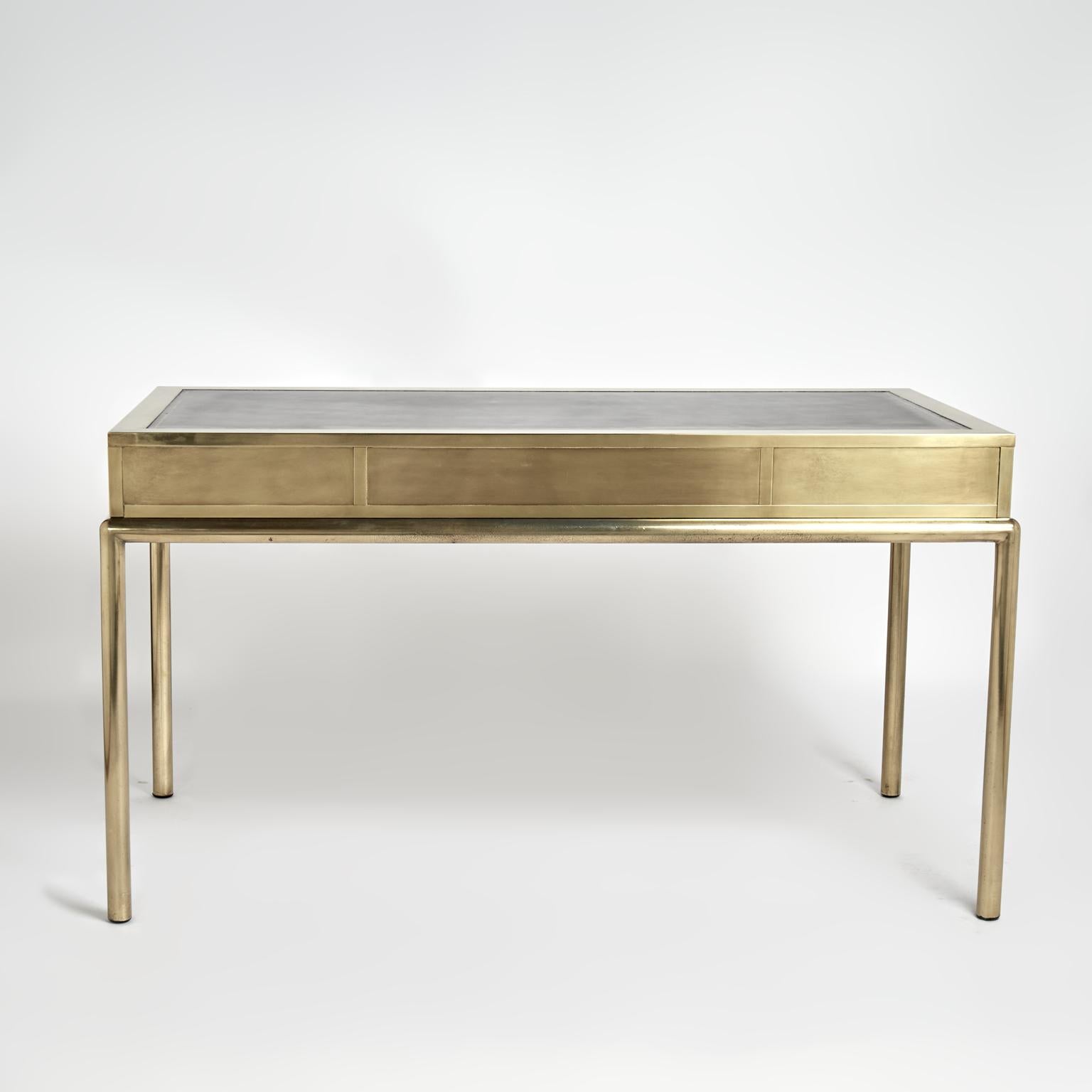 Escritorio estilo campaña Mastercraft Mid Century Brass Leather Top Estadounidense en venta