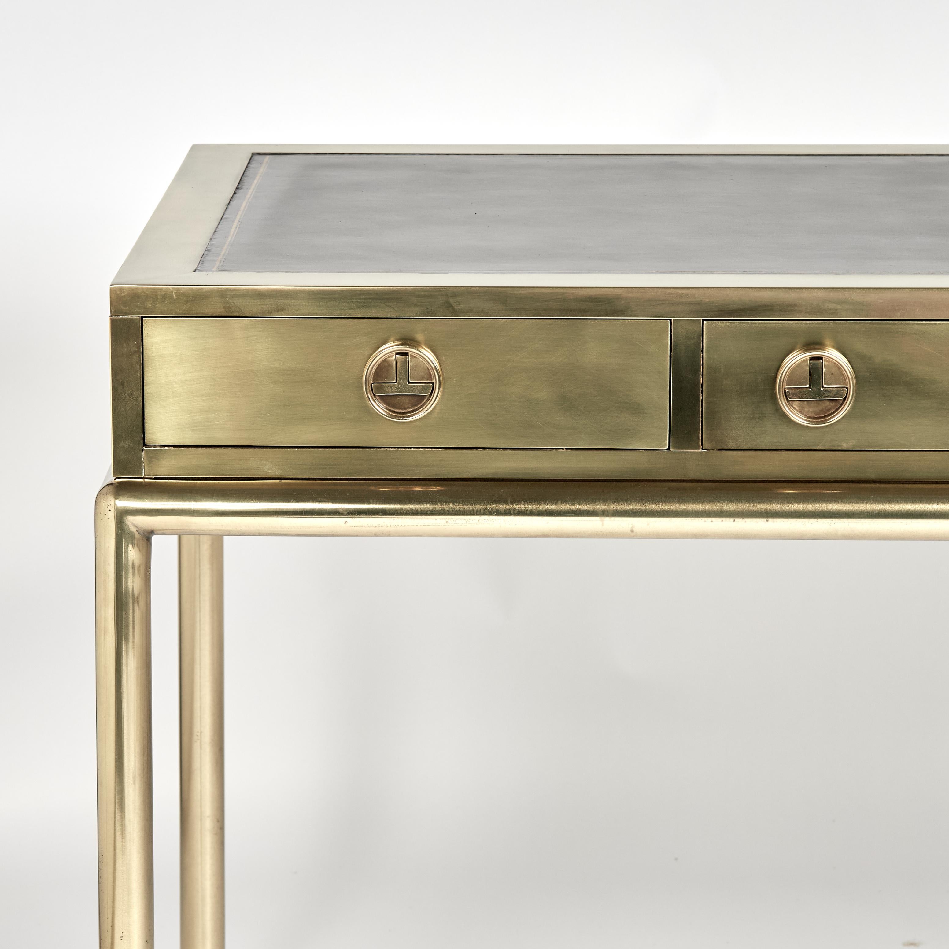 Escritorio estilo campaña Mastercraft Mid Century Brass Leather Top Hecho a mano en venta