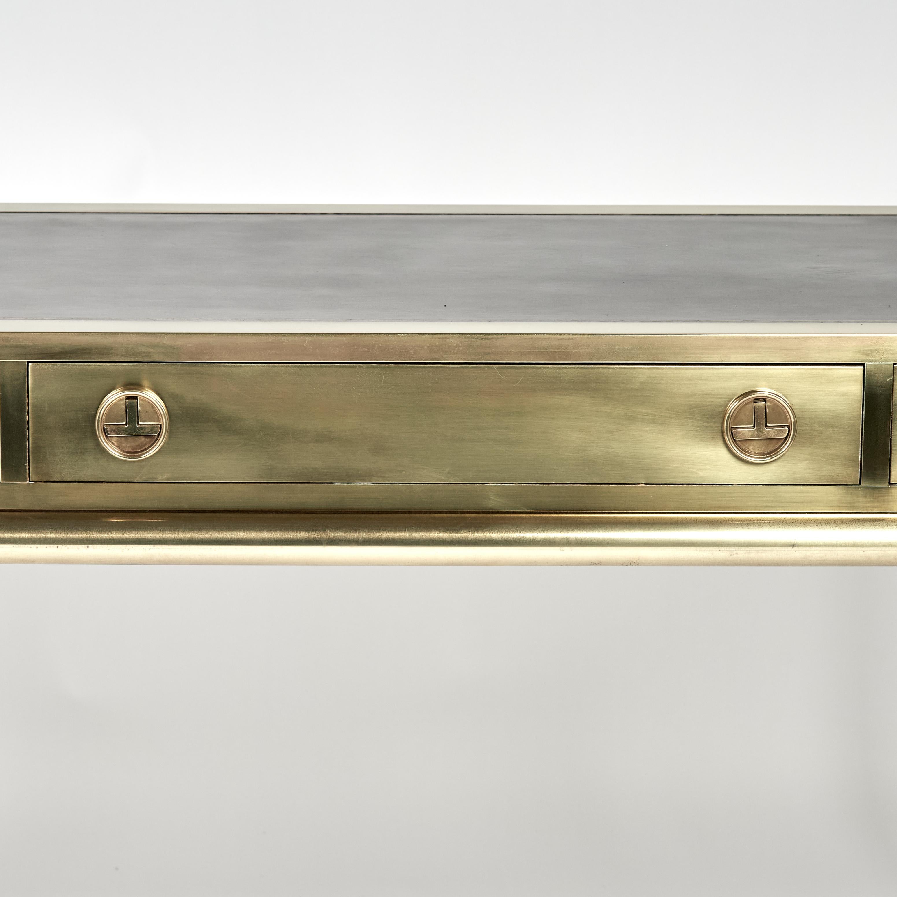 Escritorio estilo campaña Mastercraft Mid Century Brass Leather Top en Bueno estado para la venta en Palm Beach, FL