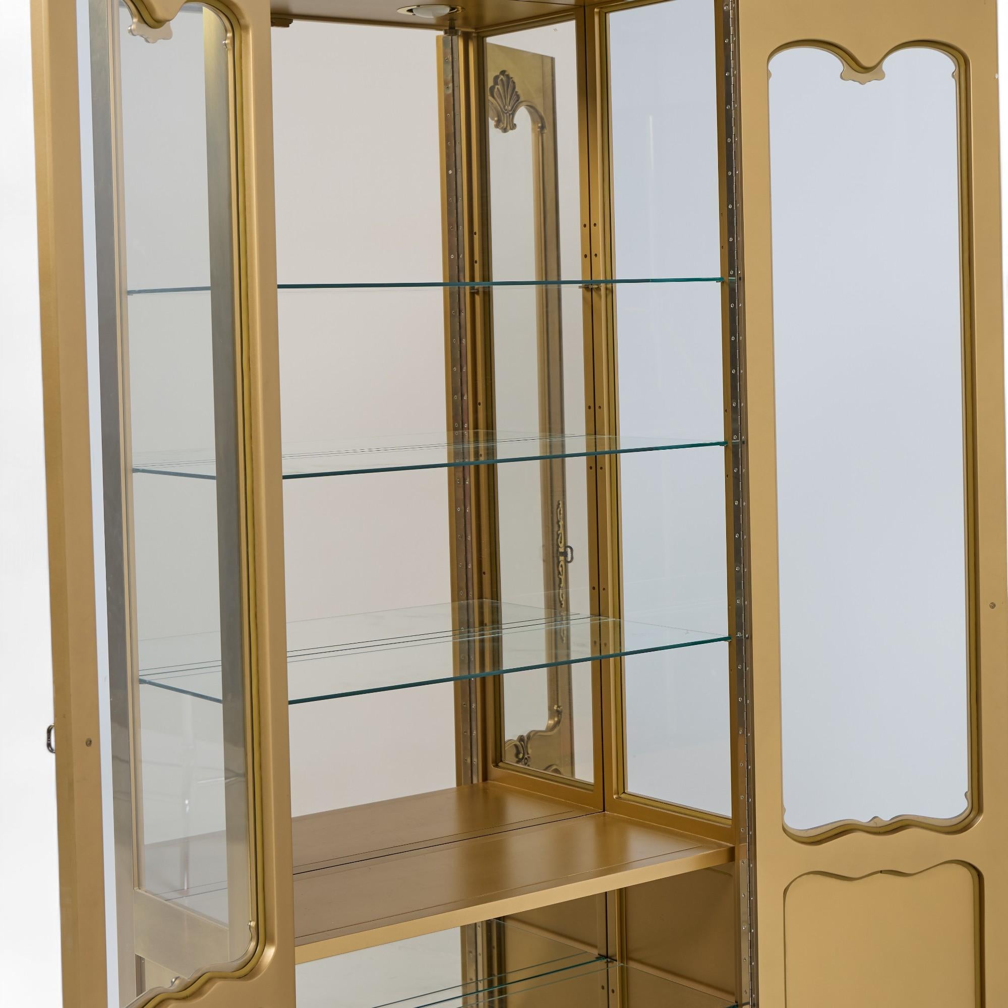 Mastercraft Mid Century Vitrinenschrank aus Messing - Paar im Angebot 4