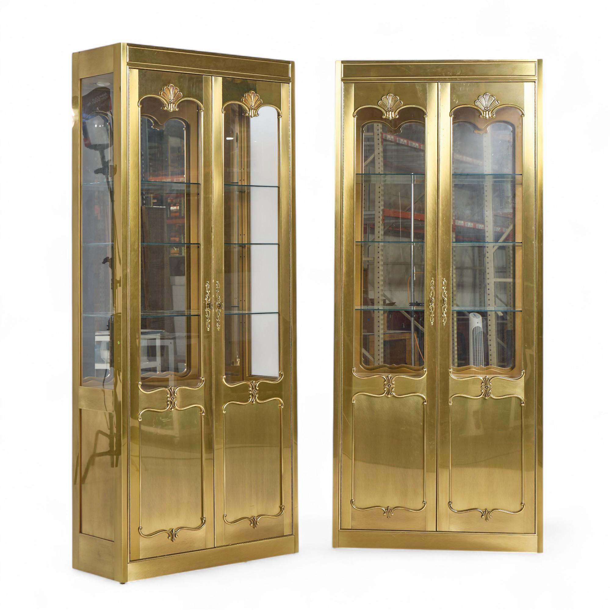 Armadietto Vitrines in ottone del Mid Century di Mastercraft - Coppia

Ogni mobile misura: 36,5 pollici di larghezza x 15 di profondità x 86,25 di altezza

Eccellenti condizioni vintage - Leggera patina coerente con l'ottone invecchiato. Graffi