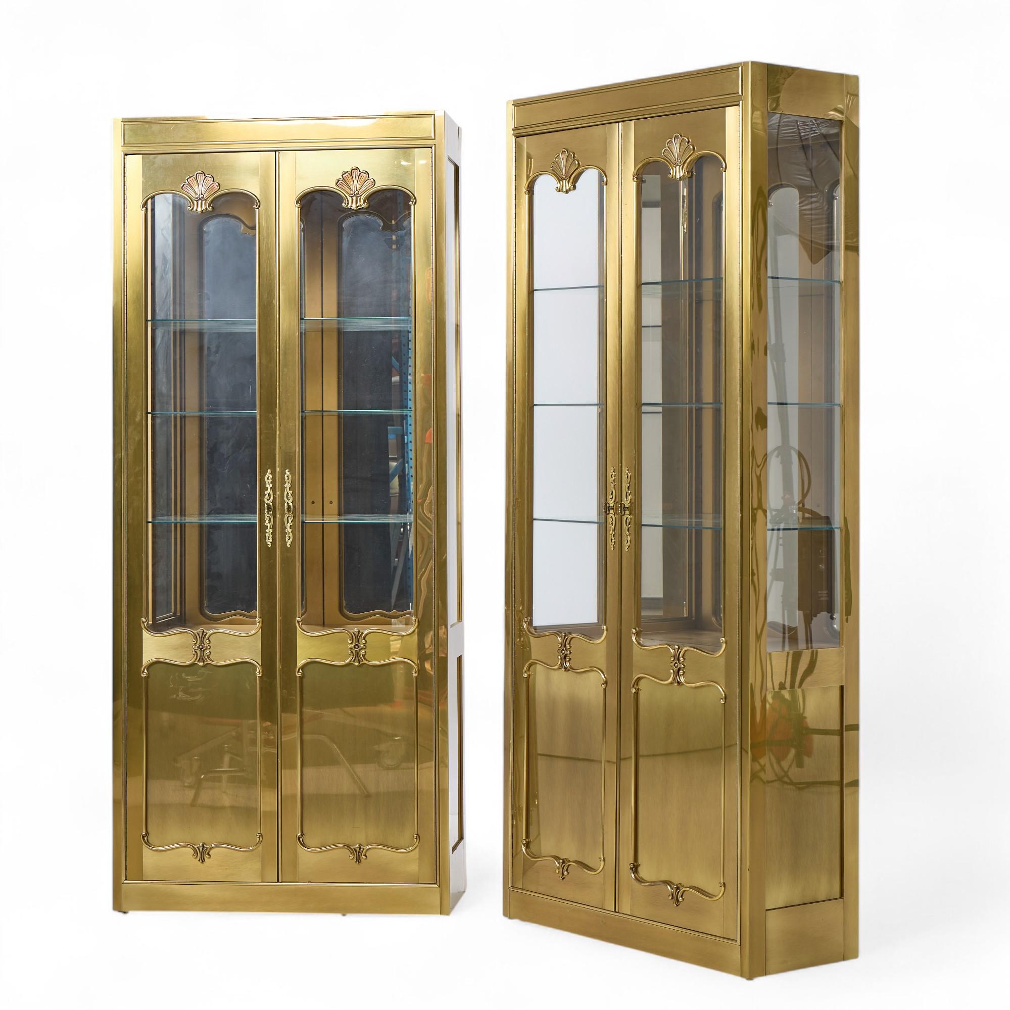 Mastercraft Mid Century Vitrinenschrank aus Messing - Paar (Moderne der Mitte des Jahrhunderts) im Angebot