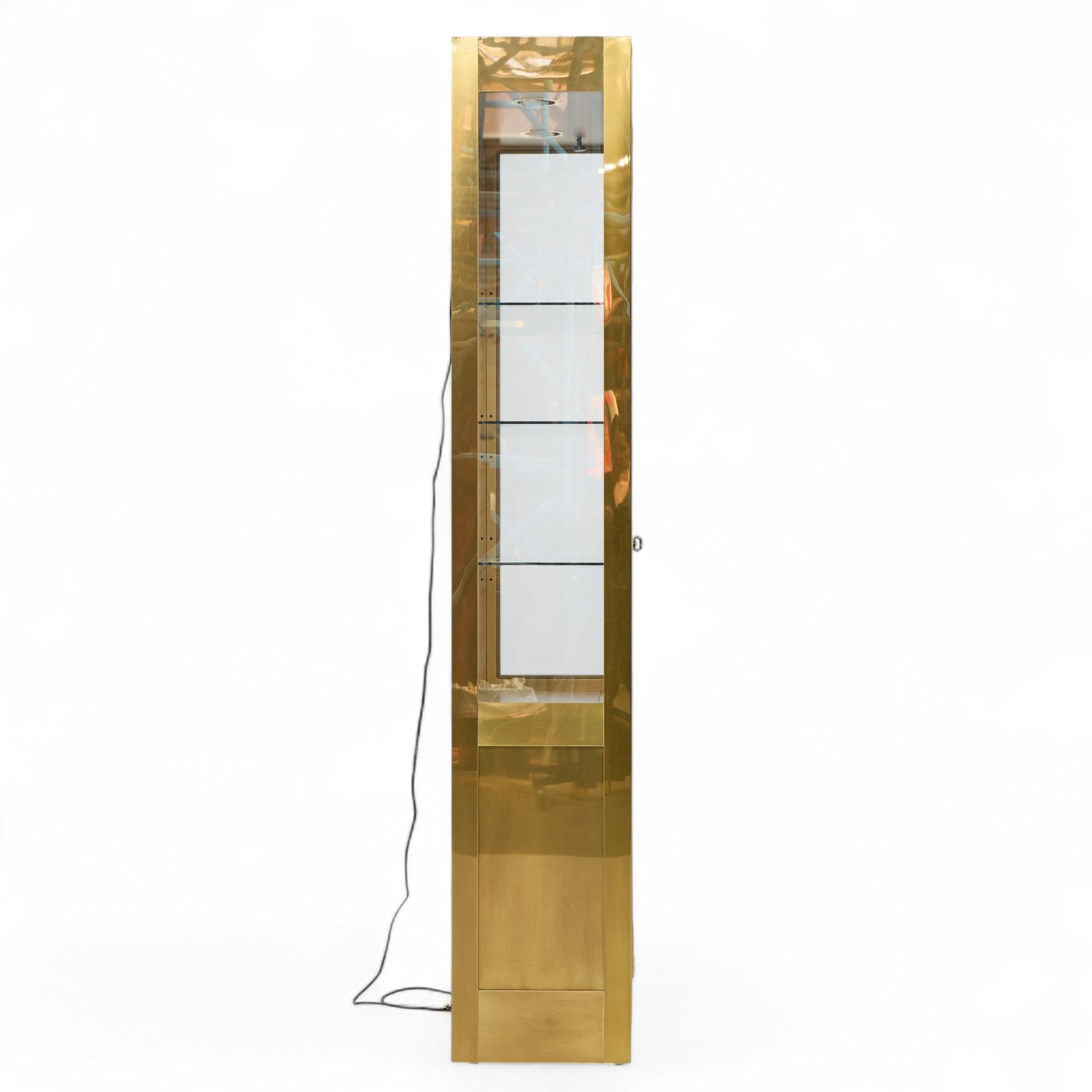 Mastercraft Mid Century Vitrinenschrank aus Messing - Paar (amerikanisch) im Angebot