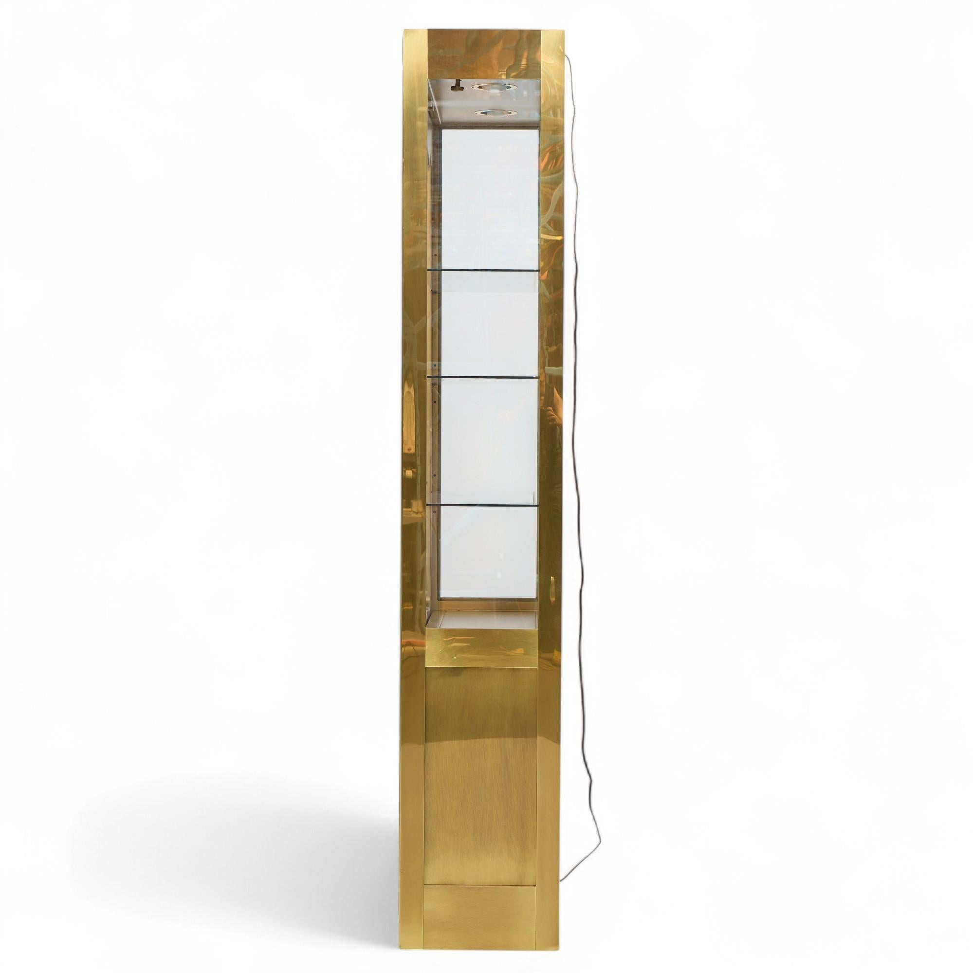 Mastercraft Mid Century Vitrinenschrank aus Messing - Paar im Zustand „Gut“ im Angebot in Franklin Park, IL
