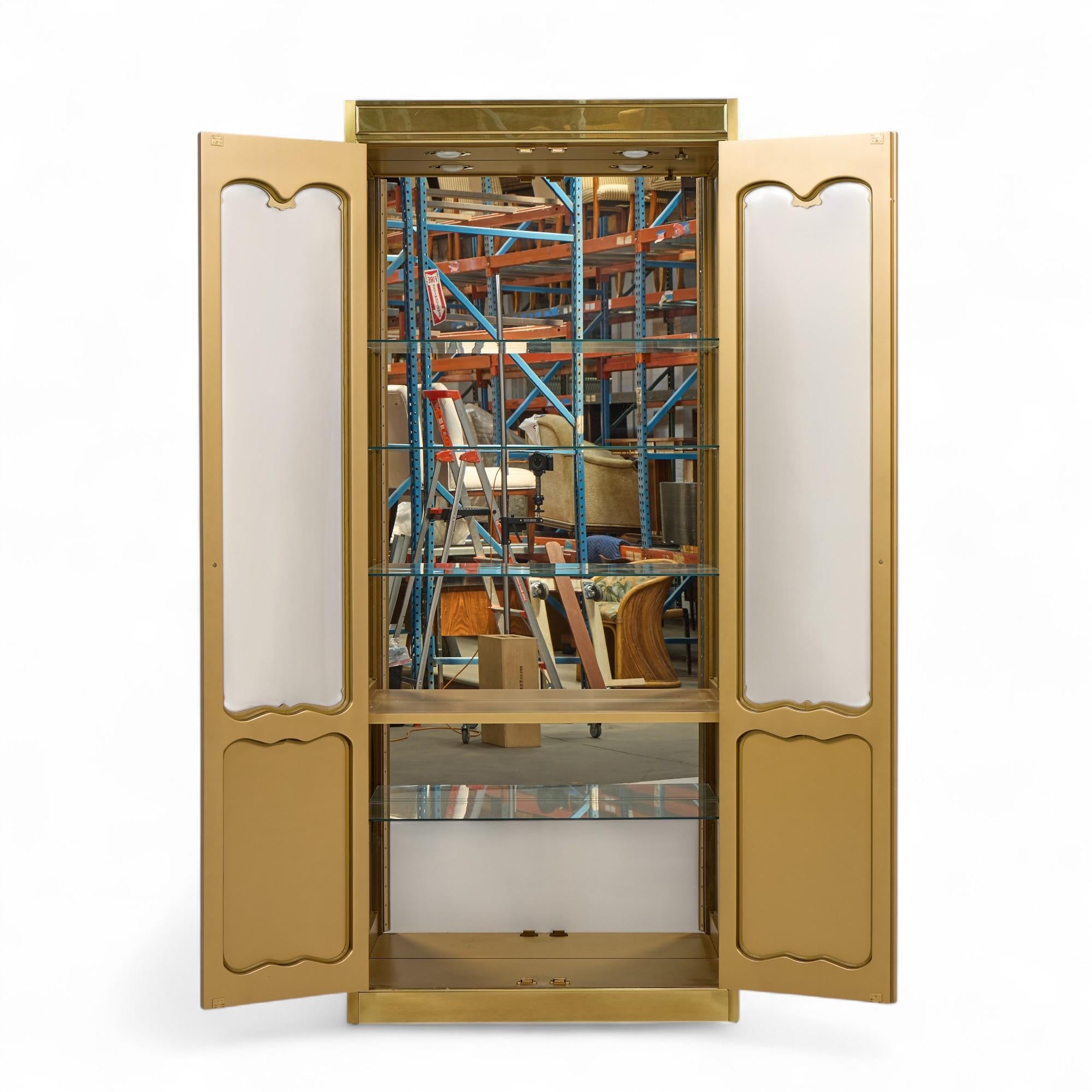 Mastercraft Mid Century Vitrinenschrank aus Messing - Paar im Angebot 1