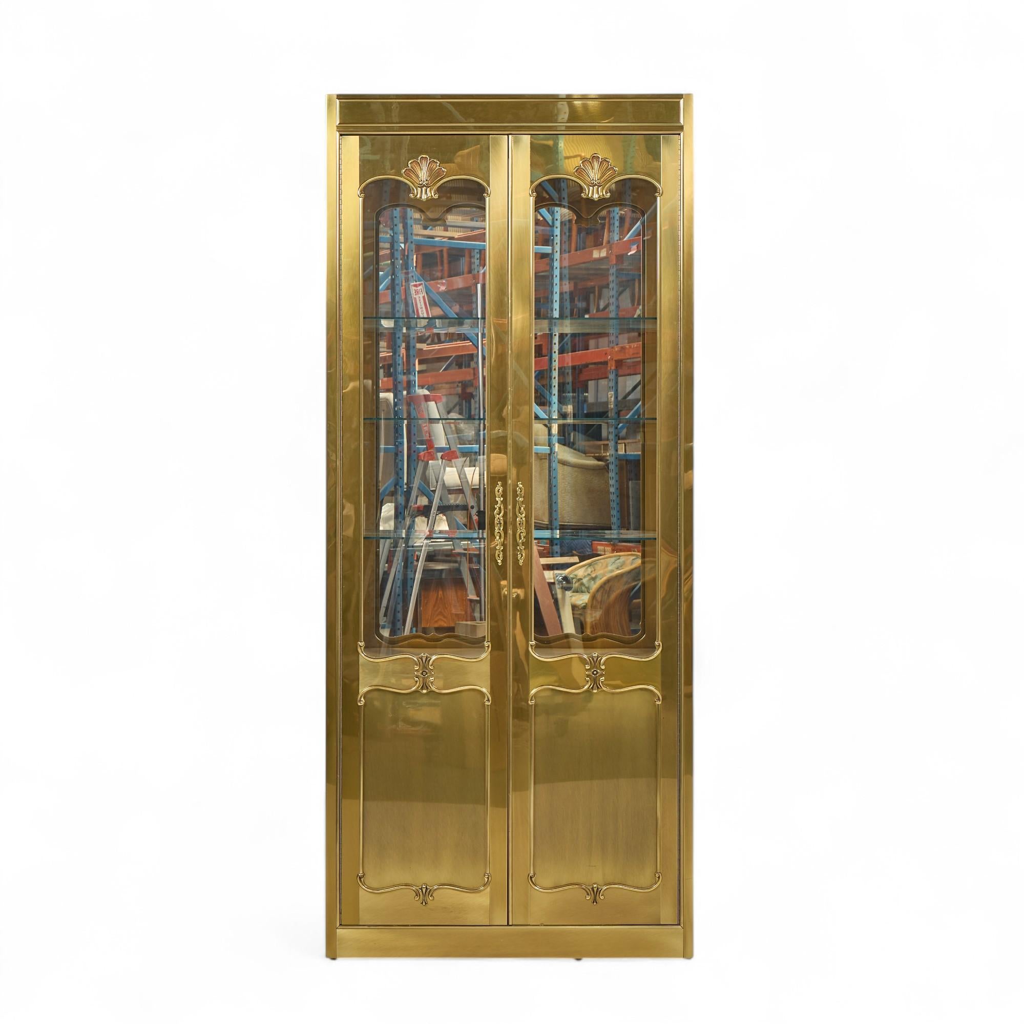 Ottone Armadietto Vitrines in ottone del Mid Century di Mastercraft - Coppia in vendita