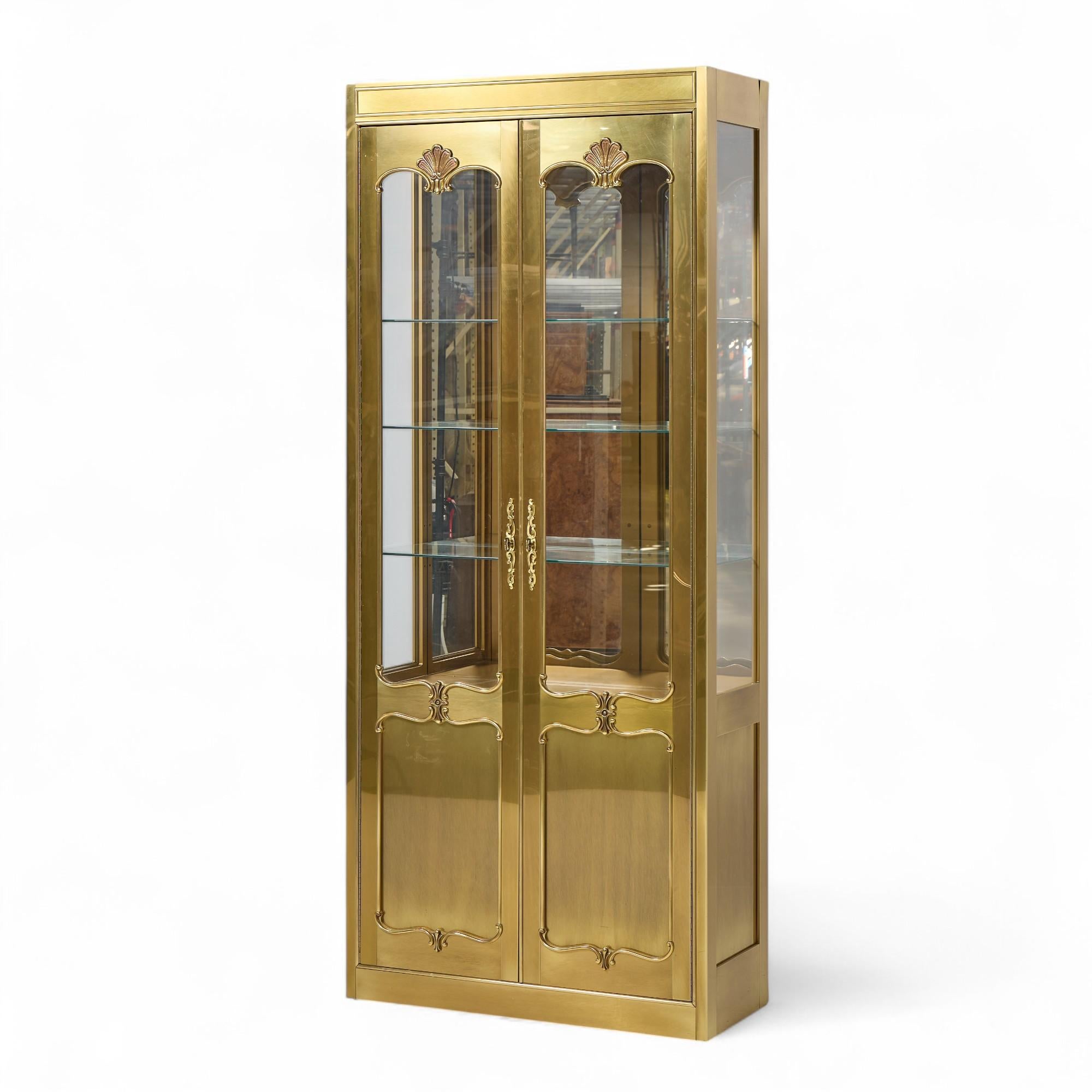 Mastercraft Mid Century Vitrinenschrank aus Messing - Paar im Angebot 3