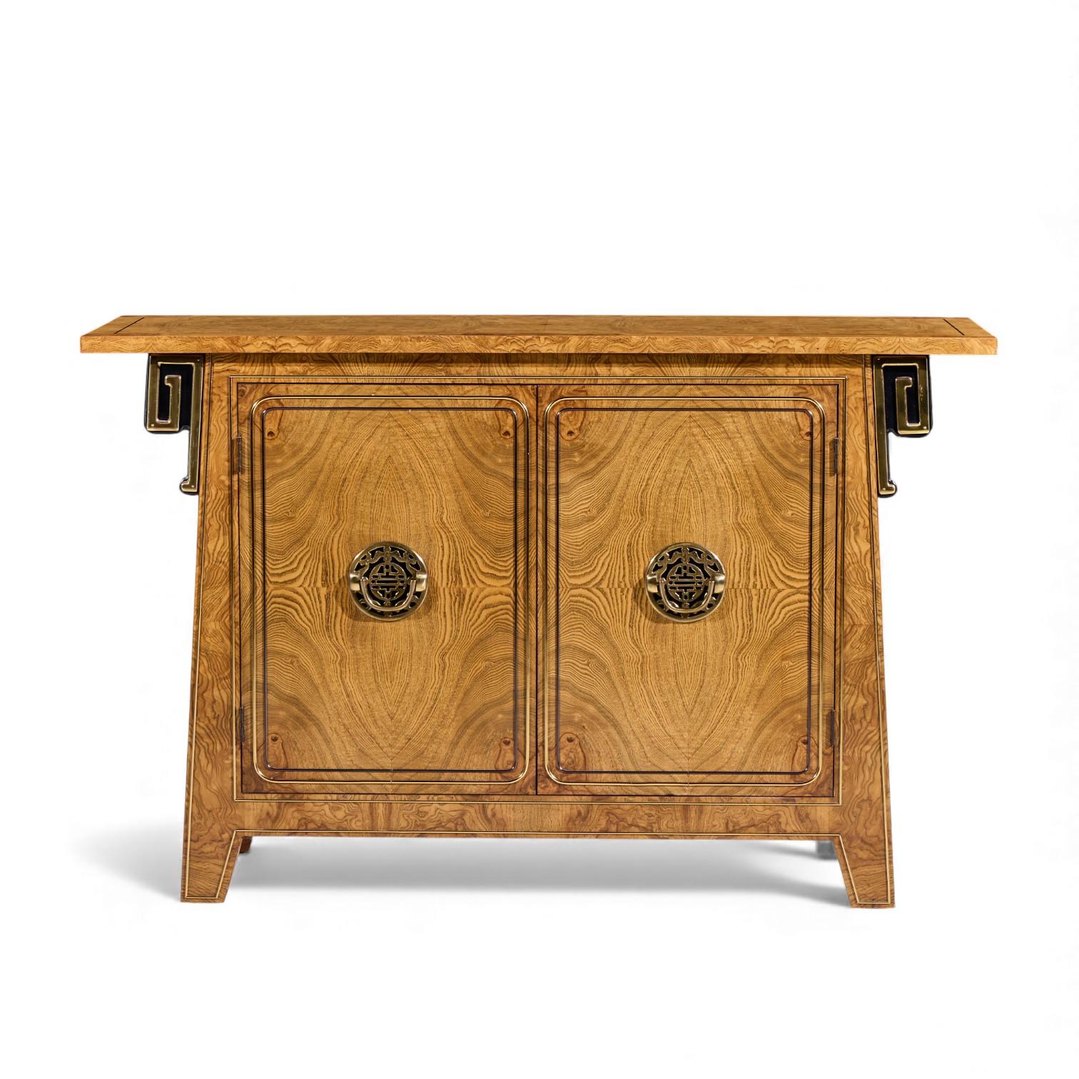 Crédence console en bois d'ébène et laiton Mastercraft Mid Century

Cette crédence mesure : 51.5 large x 15 profond x 33.25 pouces de haut

Excellent état Vintage - Très légères zones d'usure. Les portes fonctionnent parfaitement. La structure de la