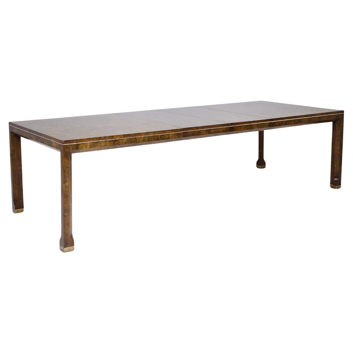 Mastercraft Mid Century Burlwood and Brass Exanding Dining Table with 2 Leaves (table à manger extensible en bois de bure et en laiton)