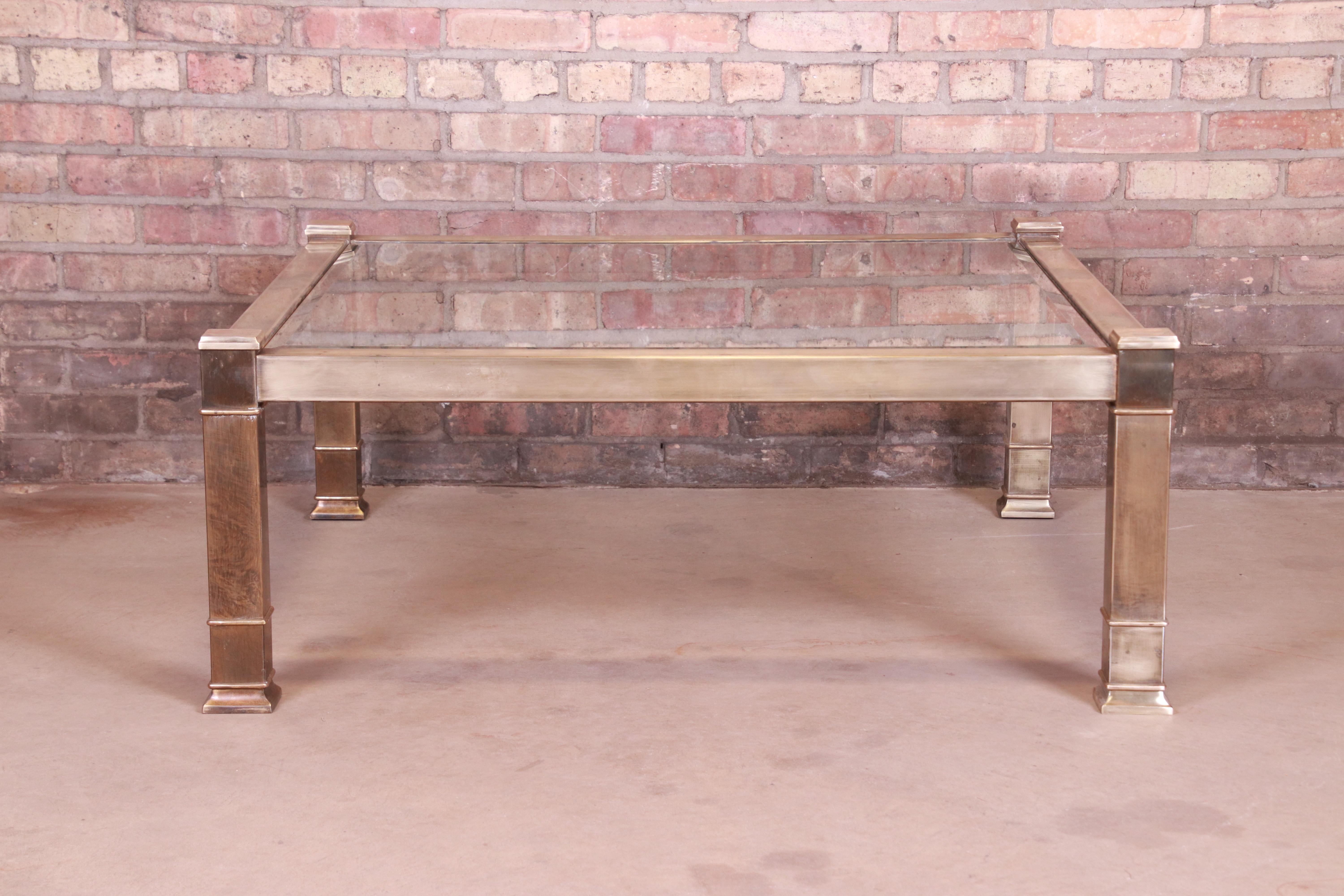 Une élégante table basse ou de cocktail de style Mid-Century Modern Hollywood Regency

Par Mastercraft Furniture,

États-Unis, vers 1970

Acier plaqué laiton, avec plateau en verre biseauté.

Mesures : 40.25