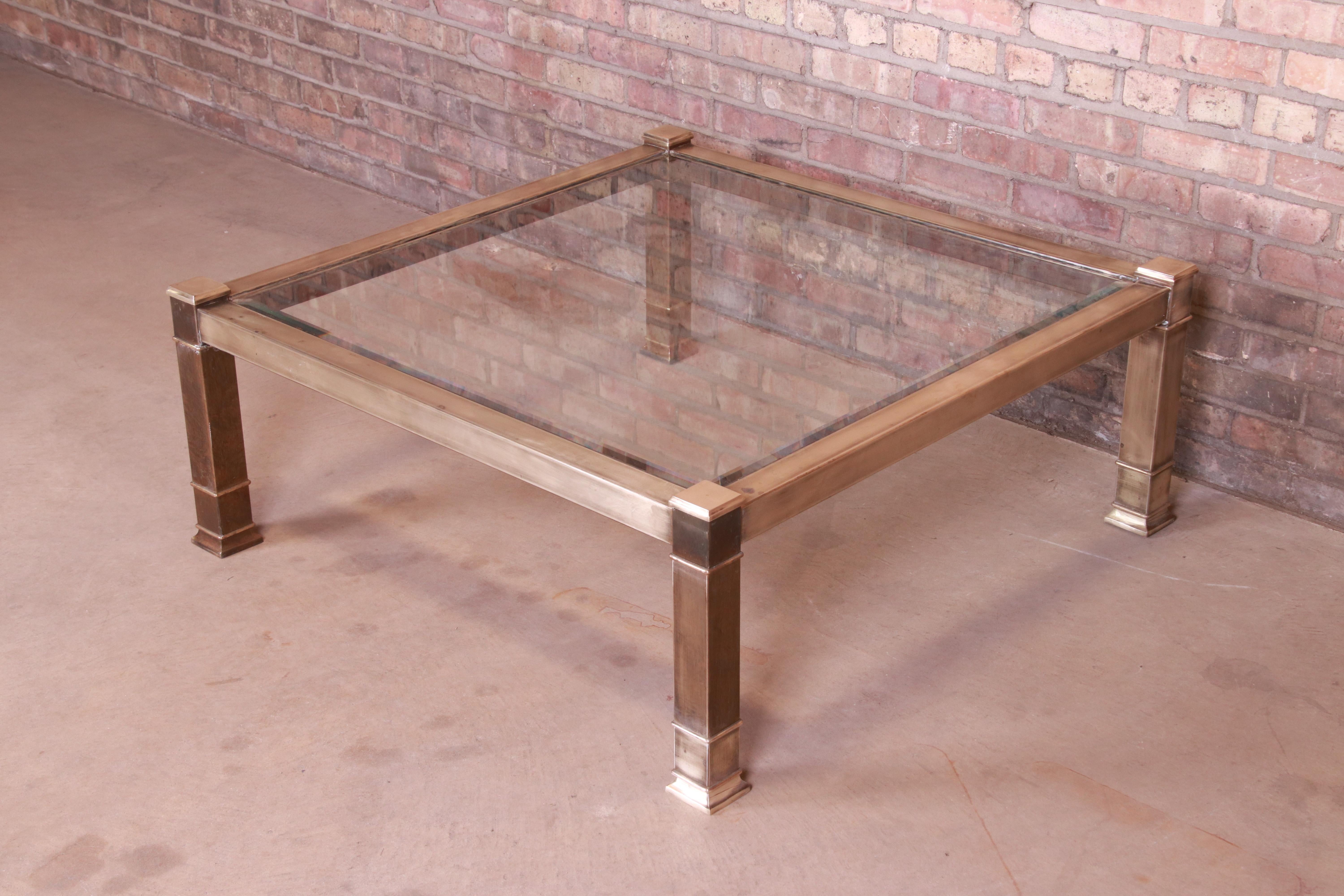 Américain Table à cocktail en laiton et verre de style Hollywood Regency mi-siècle, Mastercraft, 1970 en vente