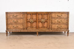 Triple commode ou crédence en bois de ronce de style Hollywood Regency du milieu du siècle dernier de Mastercraft