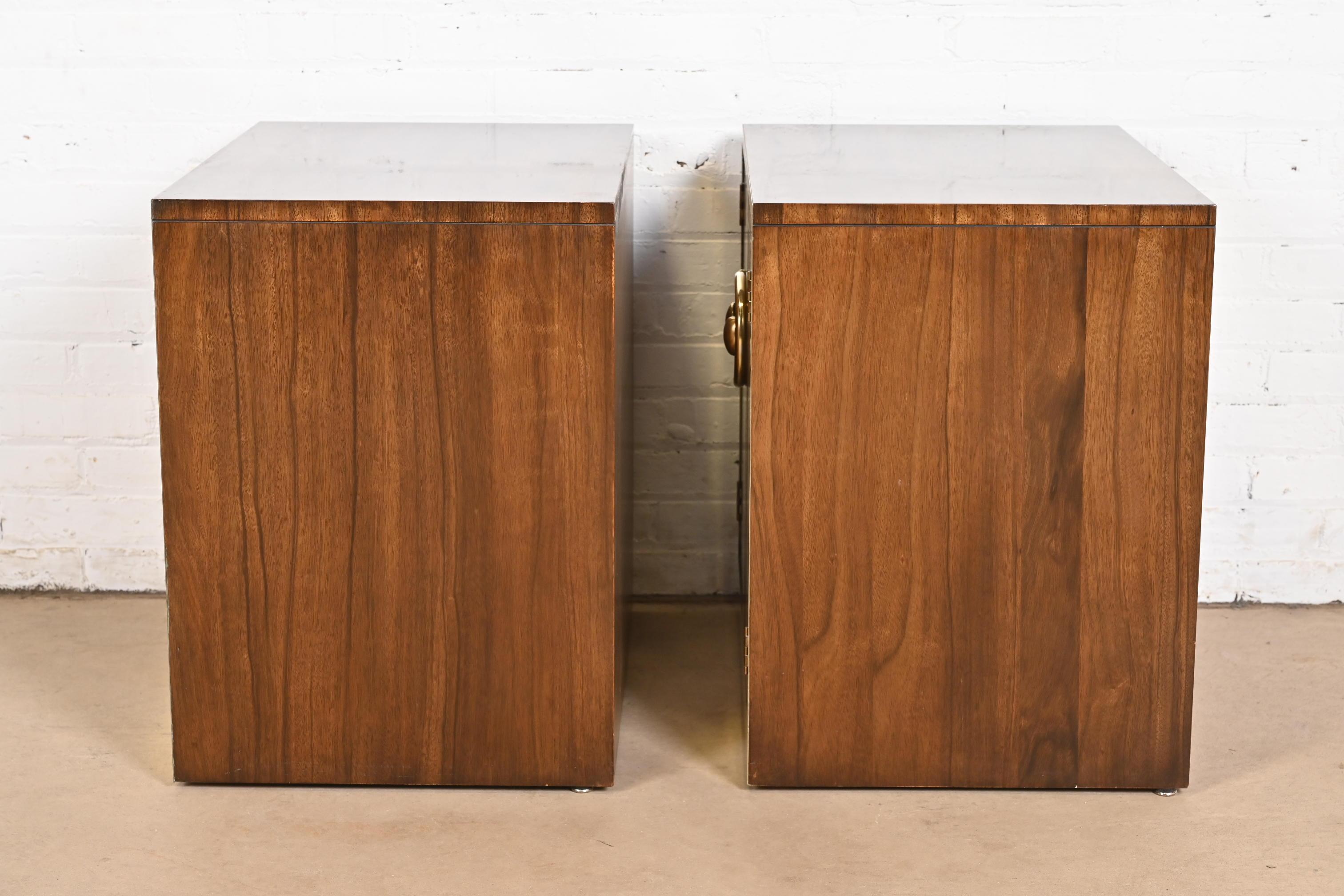 Mastercraft Mid-Century Hollywood Regency Campaign Tables de nuit en noyer et laiton en vente 3