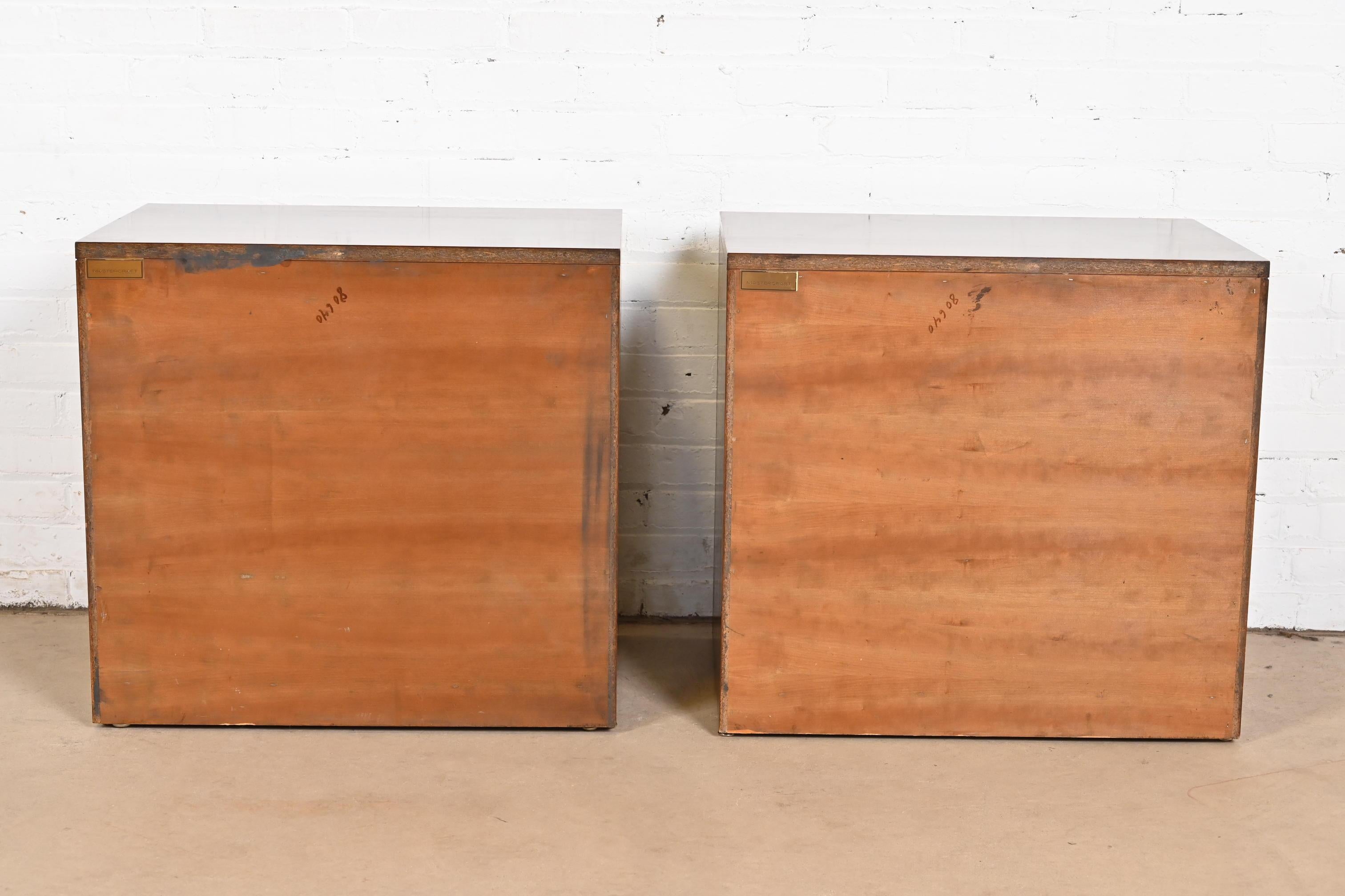 Mastercraft Mid-Century Hollywood Regency Campaign Tables de nuit en noyer et laiton en vente 4