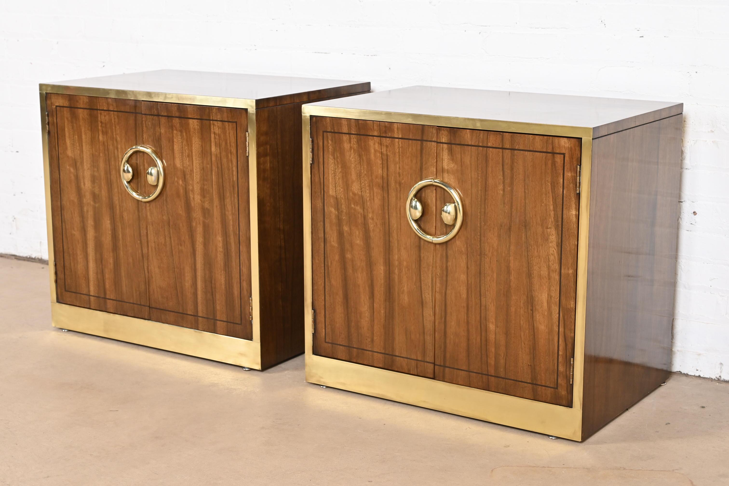 Magnifique paire de tables de chevet ou de tables de nuit de style Campaigner, de style moderne hollywoodien du milieu du siècle dernier.

Par Mastercraft Furniture

États-Unis, années 1970

Noyer, avec garniture en laiton et quincaillerie en laiton