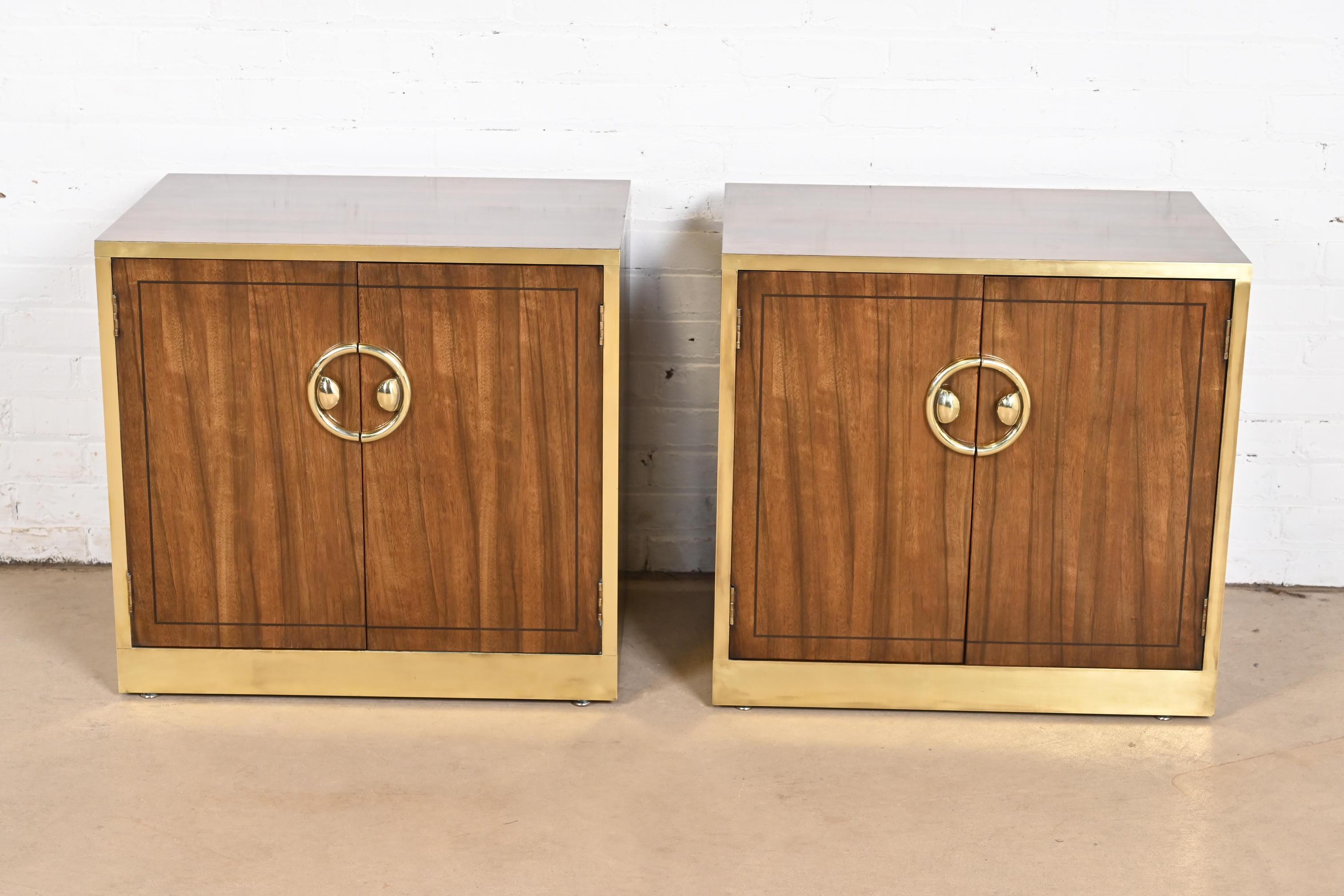 Mid-Century Modern Mastercraft Mid-Century Hollywood Regency Campaign Tables de nuit en noyer et laiton en vente