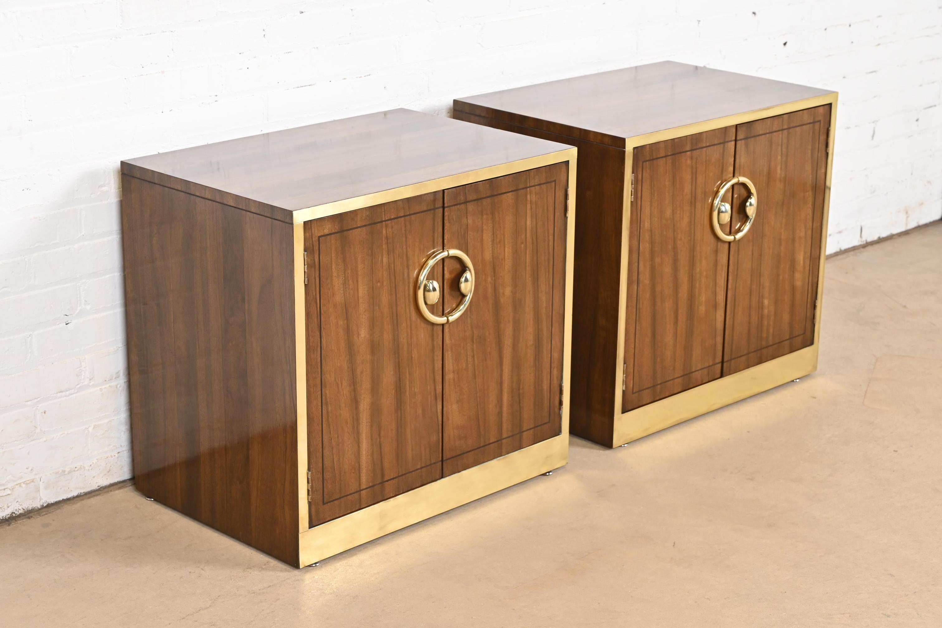 Mastercraft Mid-Century Hollywood Regency Campaign Tables de nuit en noyer et laiton Bon état - En vente à South Bend, IN