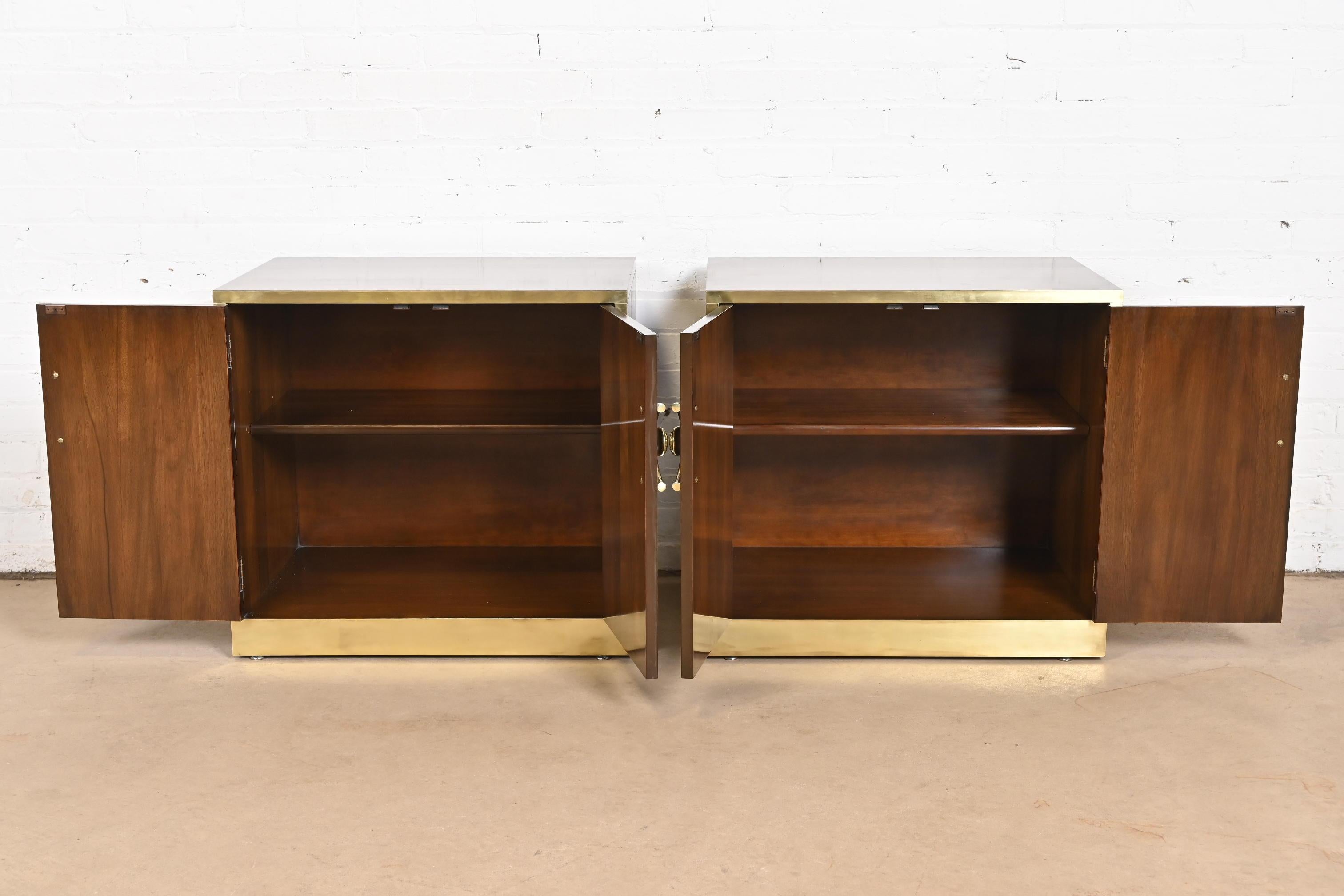 Fin du 20e siècle Mastercraft Mid-Century Hollywood Regency Campaign Tables de nuit en noyer et laiton en vente