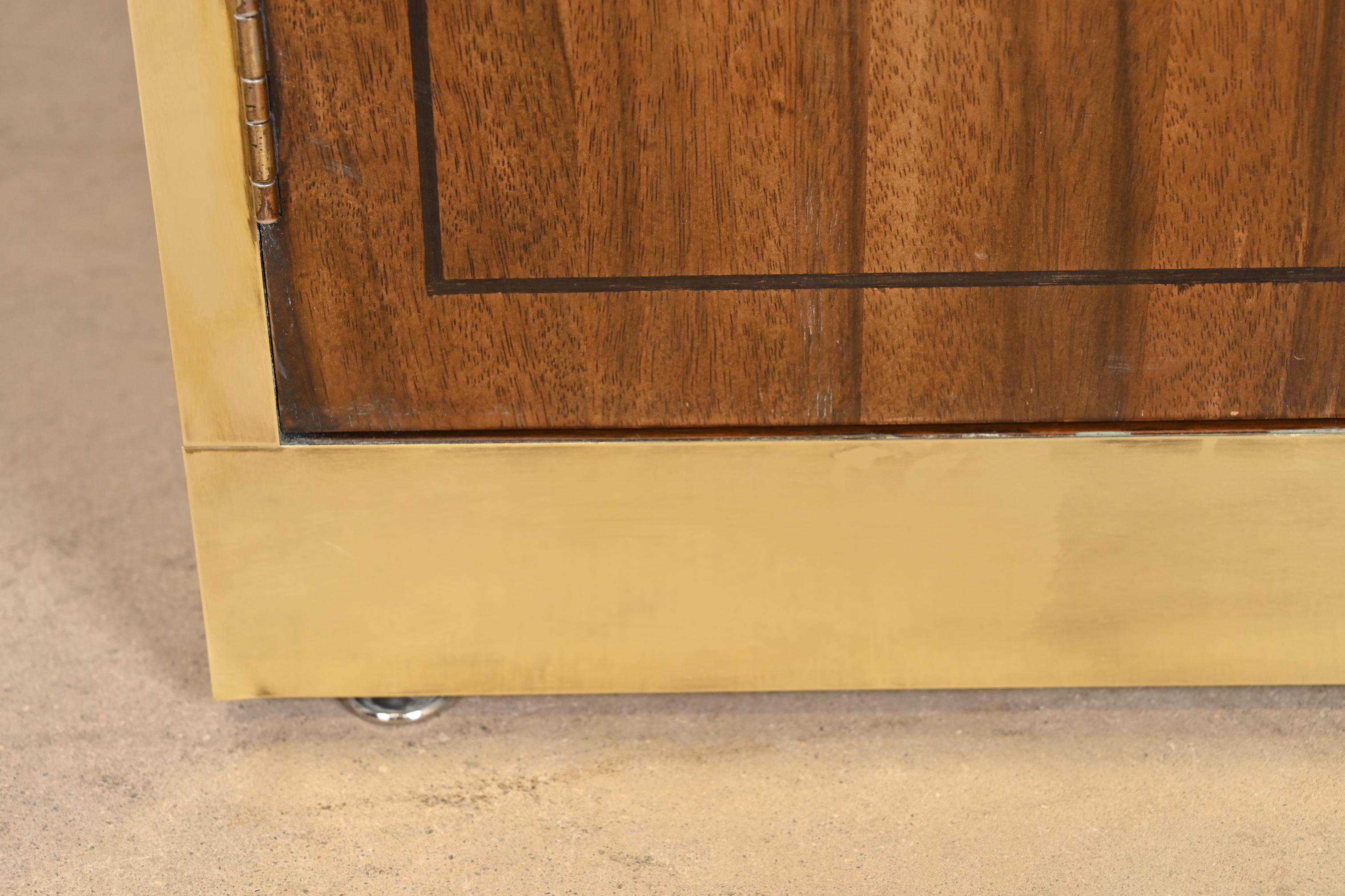 Mastercraft Mid-Century Hollywood Regency Campaign Tables de nuit en noyer et laiton en vente 1