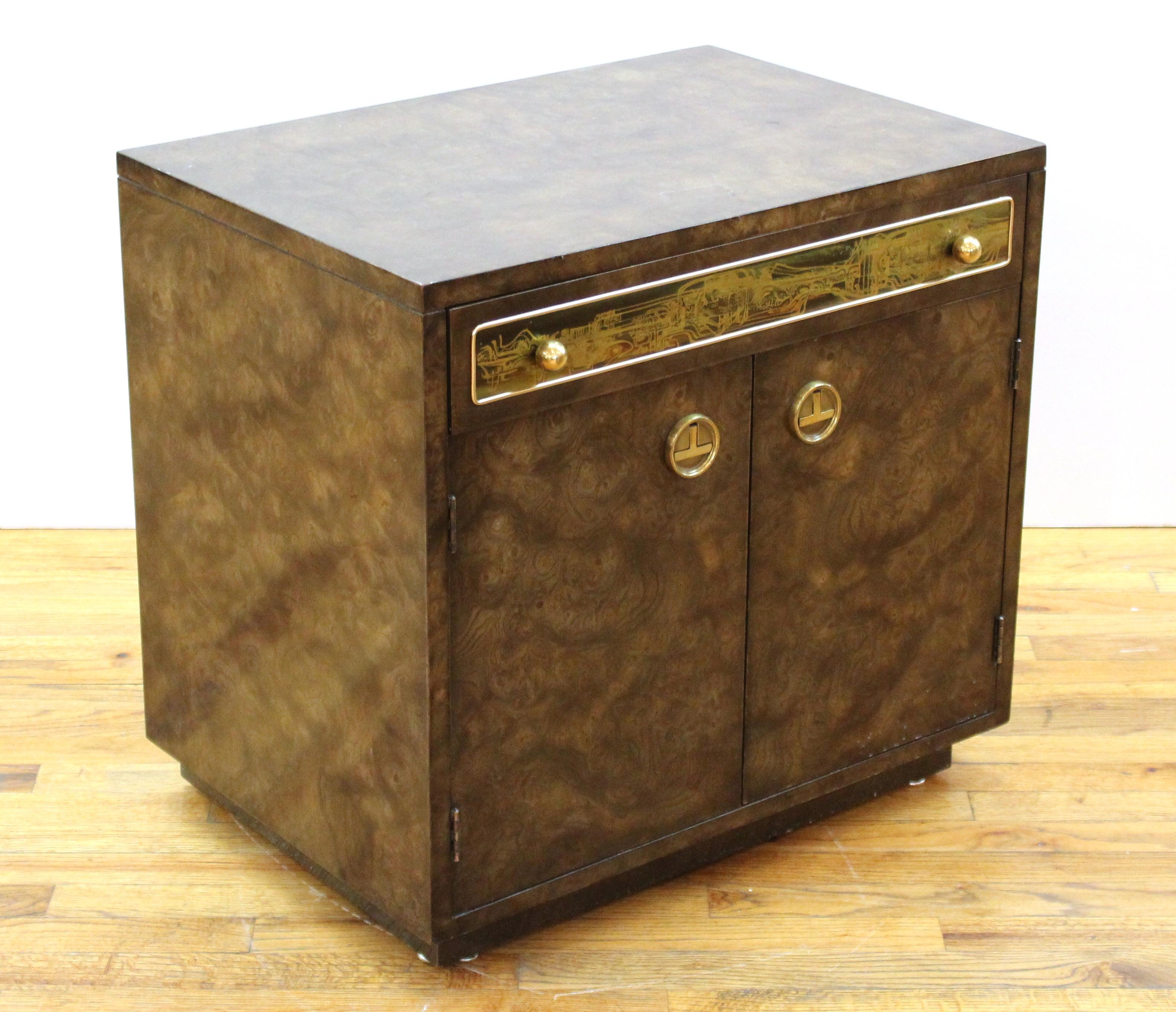 Mastercraft Mid-Century Modern Burl & Acid Etched Brass Nightstands In Good Condition In New York, NY