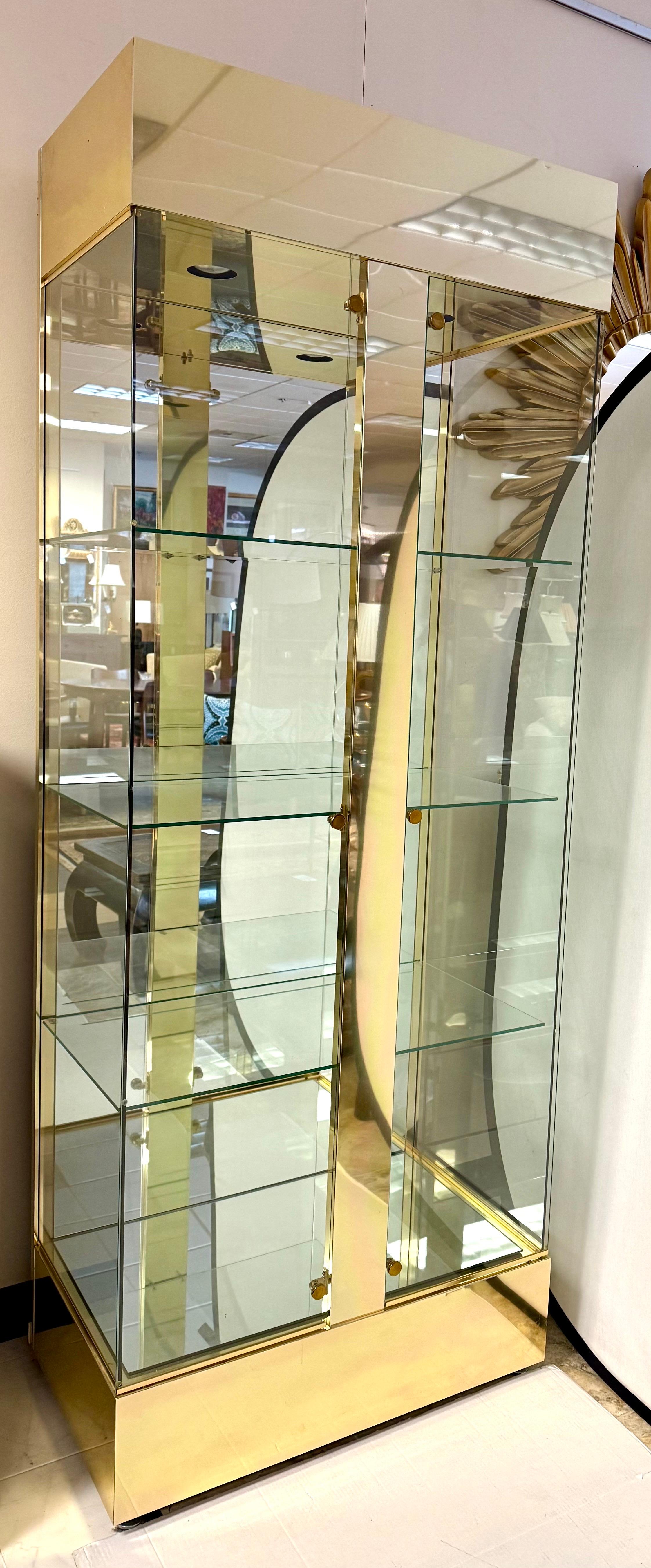 Armario vitrina Mastercraft Mid Century Modern Cristal y latón Credenza Estadounidense