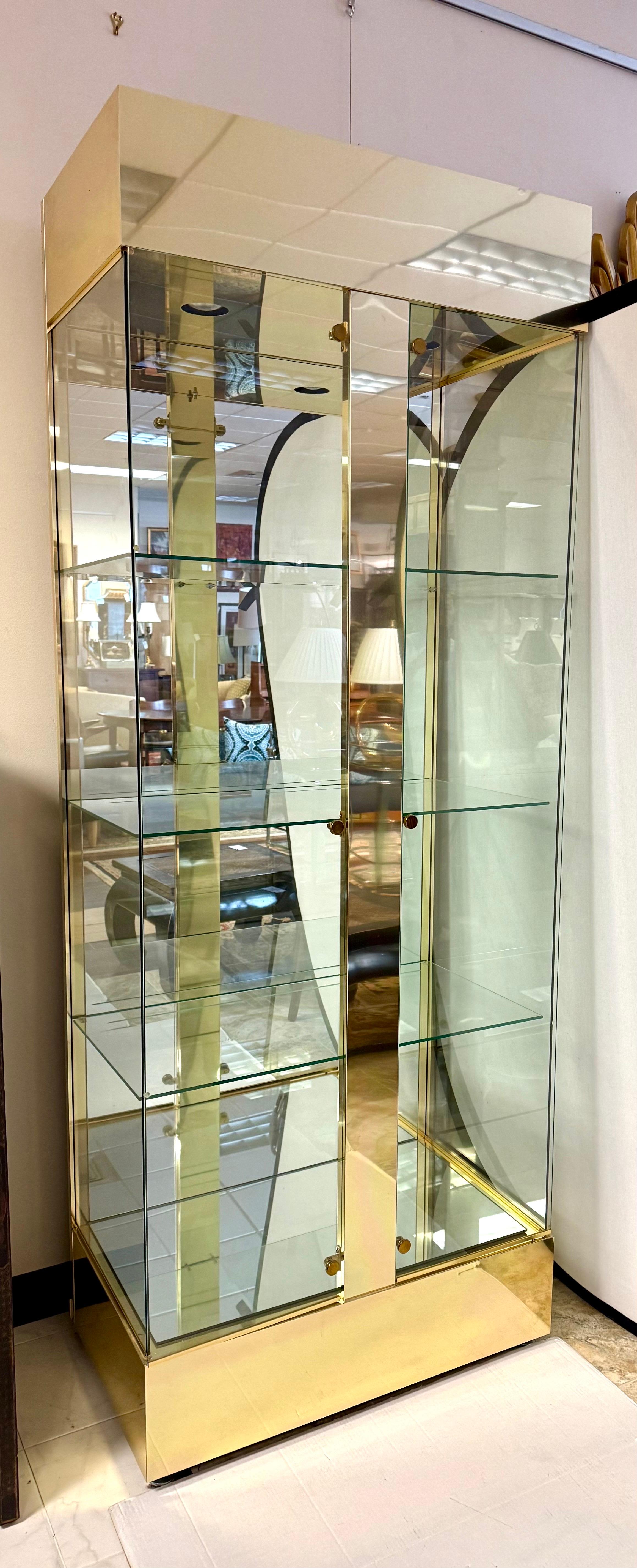 Armario vitrina Mastercraft Mid Century Modern Cristal y latón Credenza 1