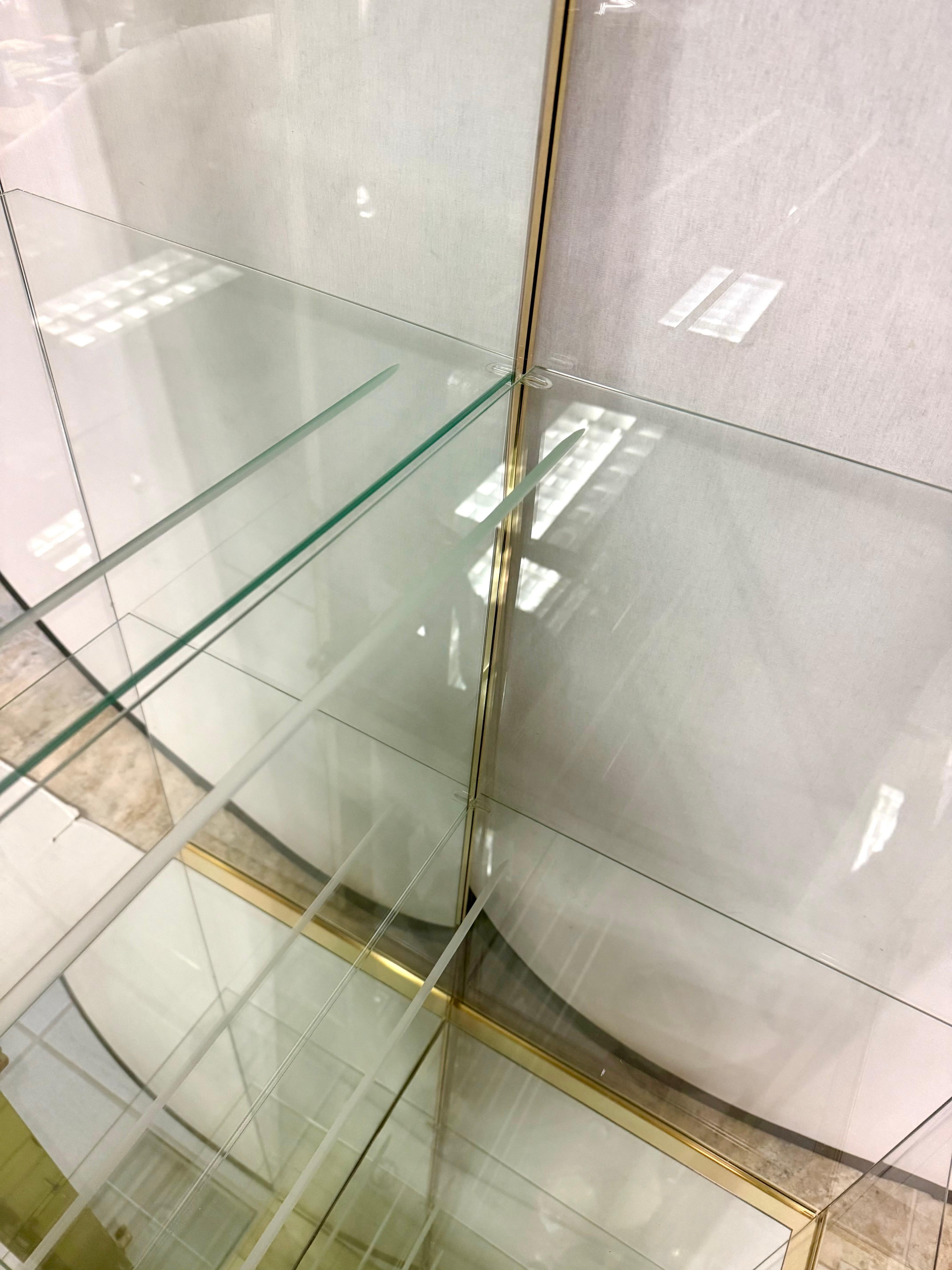 Armario vitrina Mastercraft Mid Century Modern Cristal y latón Credenza 2