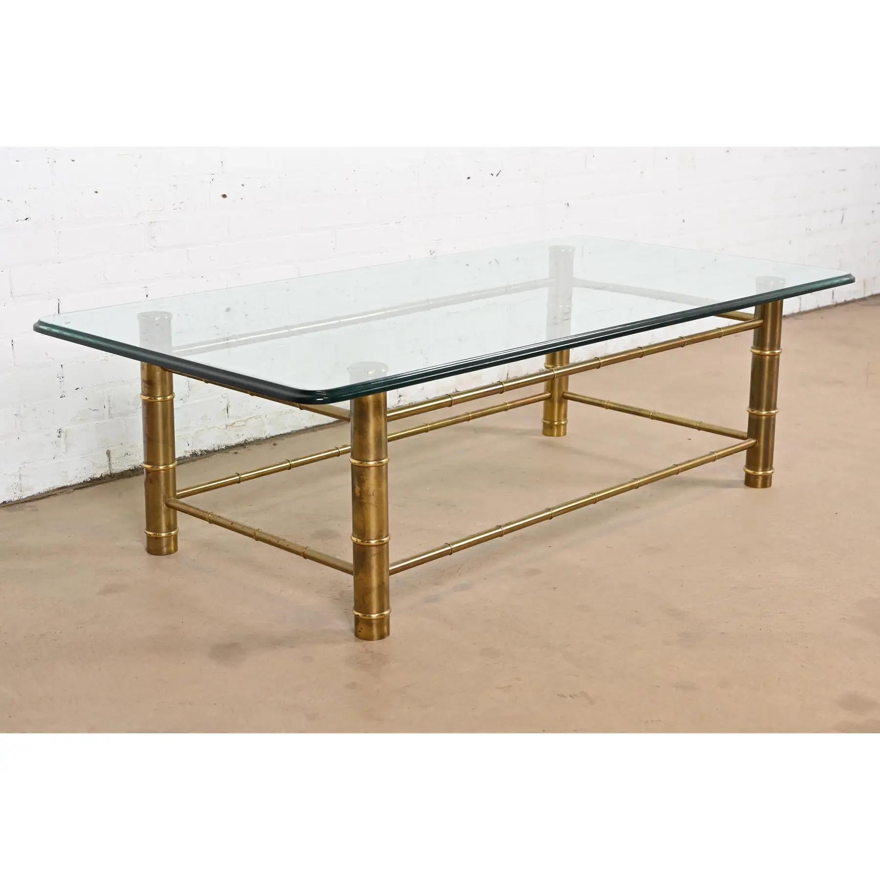 A stylish mid-century modern Hollywood Regency Chinoiserie bamboo form coffee or cocktail table

By Mastercraft

USA, 1970s

Bamboo form brass base, with beveled glass top.

Measures: 60