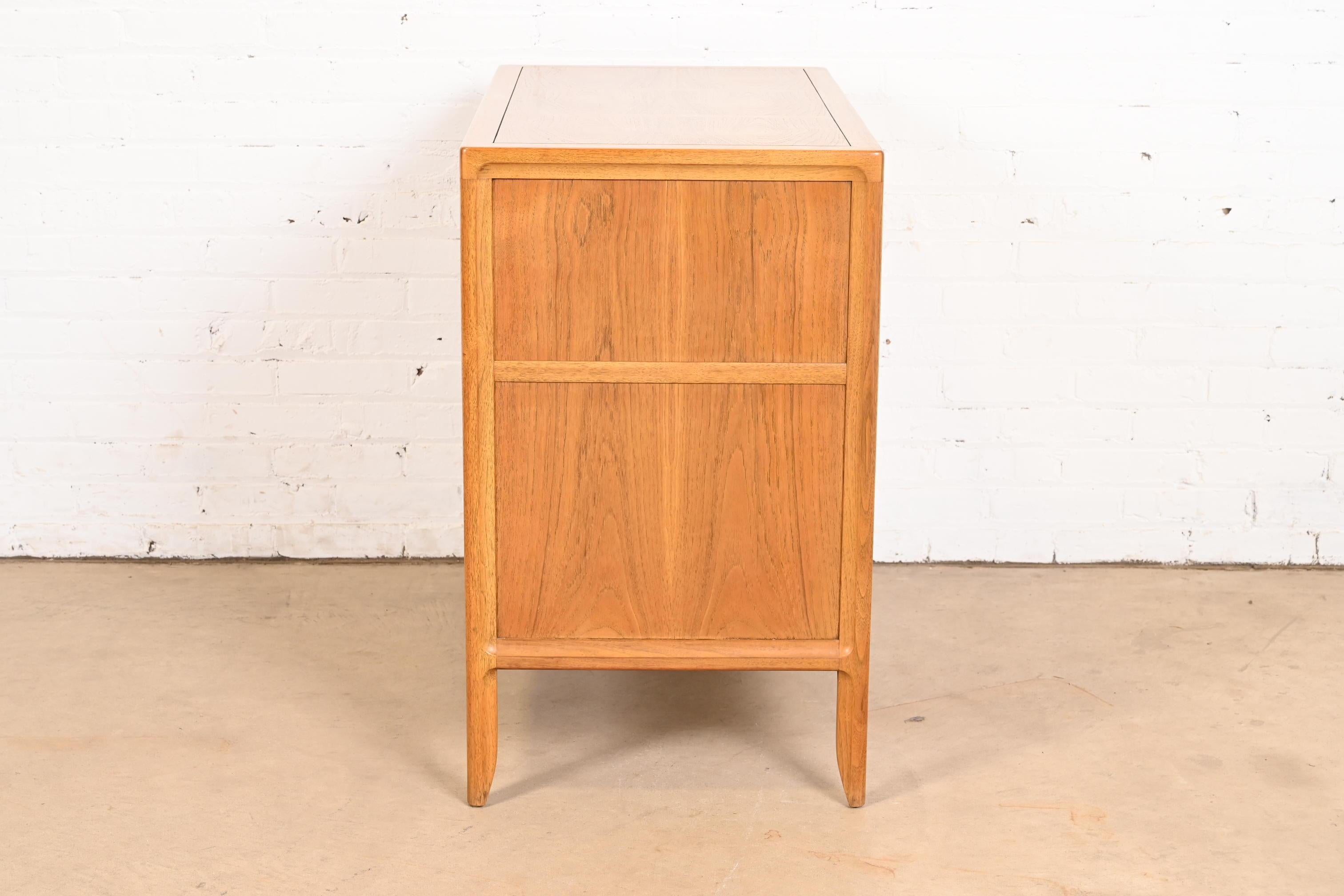 Cassettiera in noce Mastercraft Mid-Century Modern Hollywood Regency, anni '60 in vendita 4