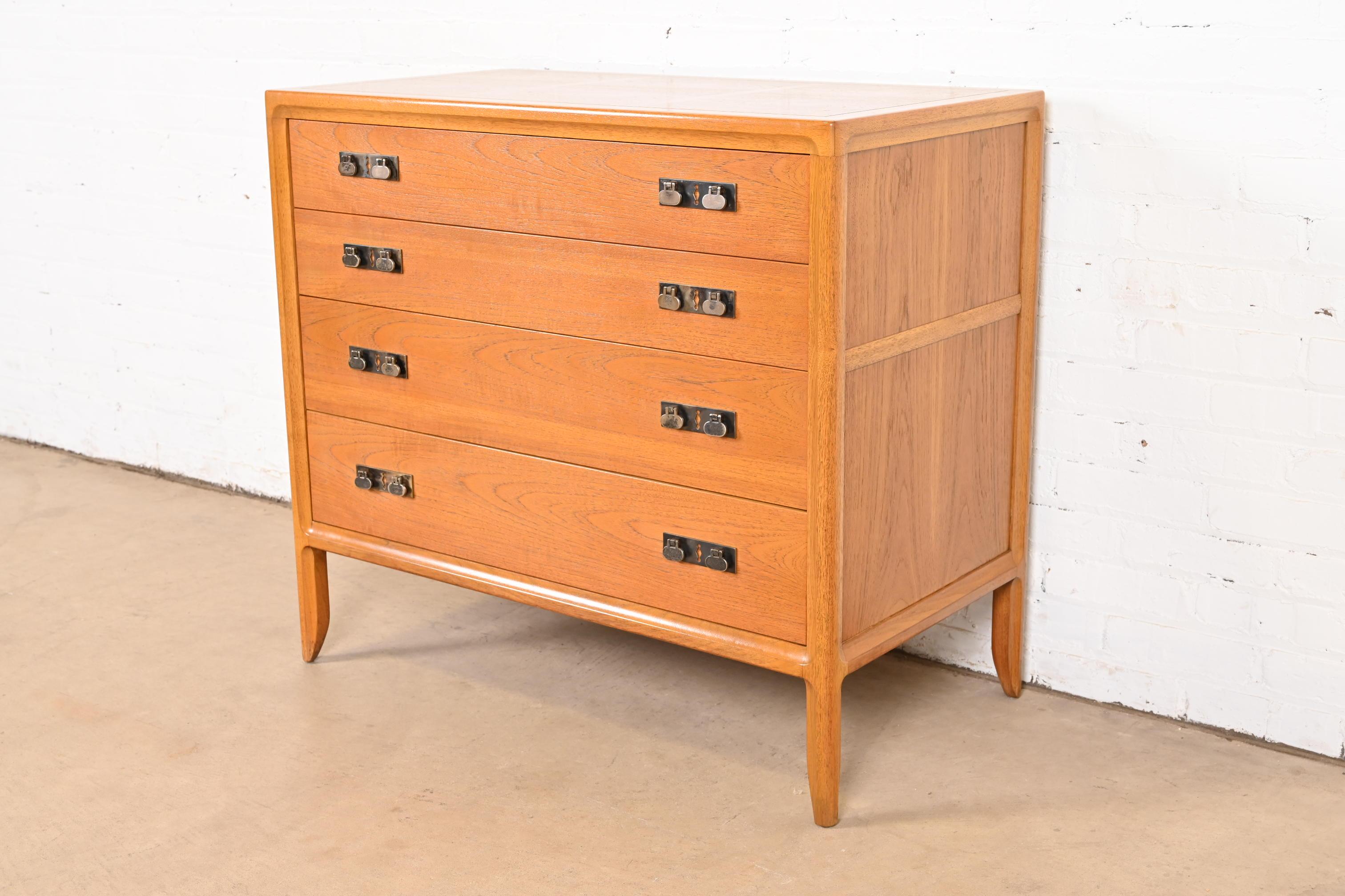 Mid-Century moderno Cassettiera in noce Mastercraft Mid-Century Modern Hollywood Regency, anni '60 in vendita