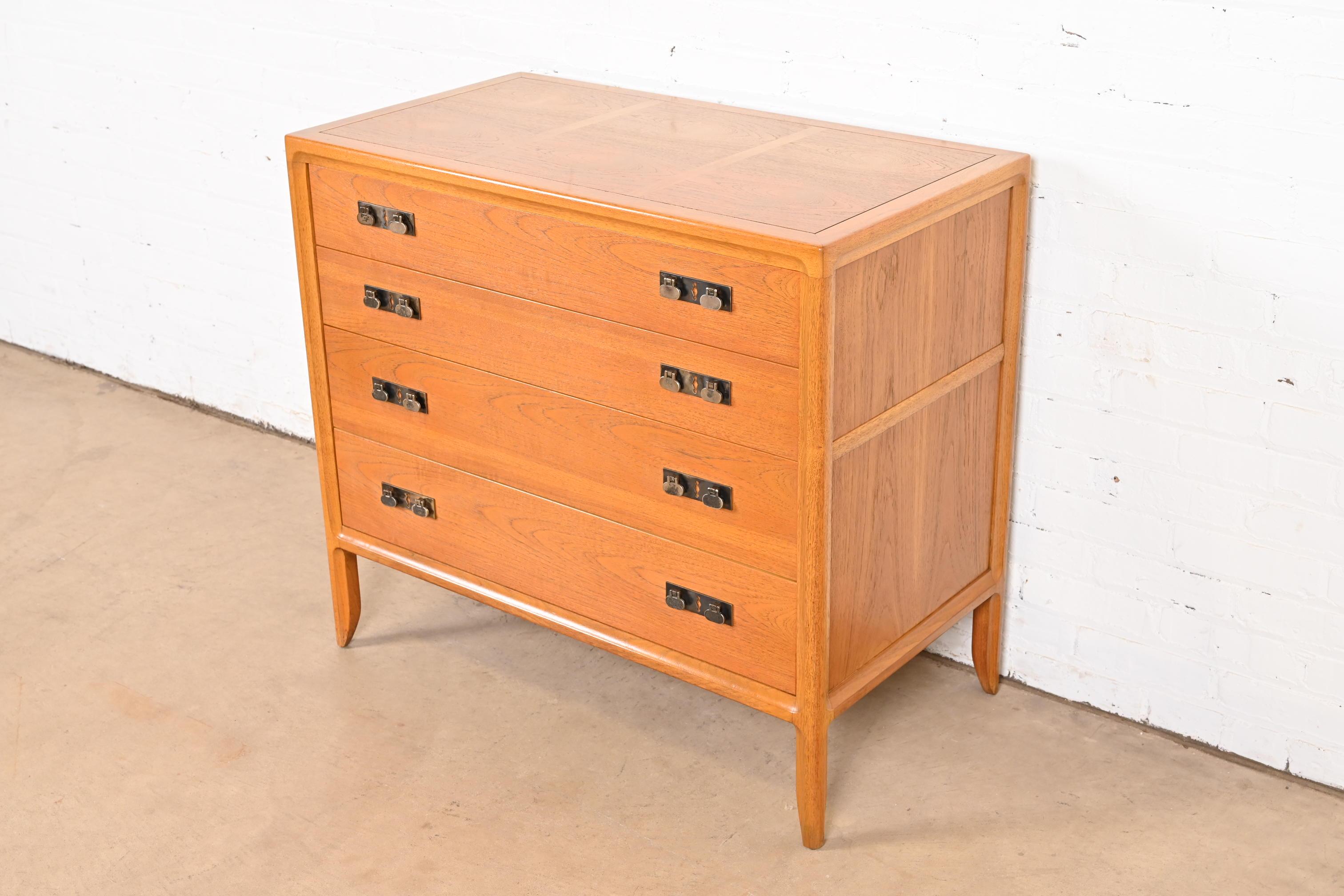 Americano Cassettiera in noce Mastercraft Mid-Century Modern Hollywood Regency, anni '60 in vendita