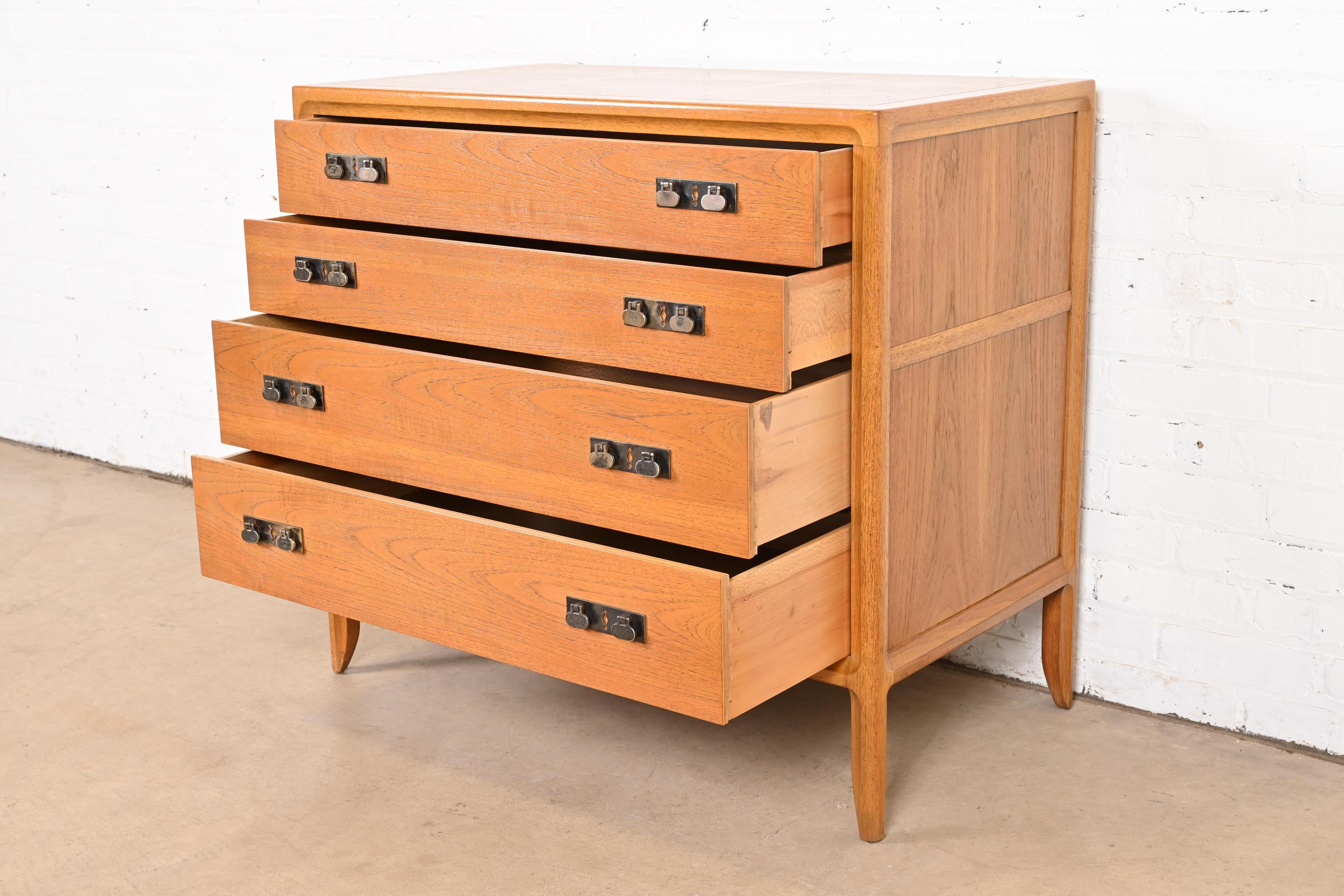 Ottone Cassettiera in noce Mastercraft Mid-Century Modern Hollywood Regency, anni '60 in vendita