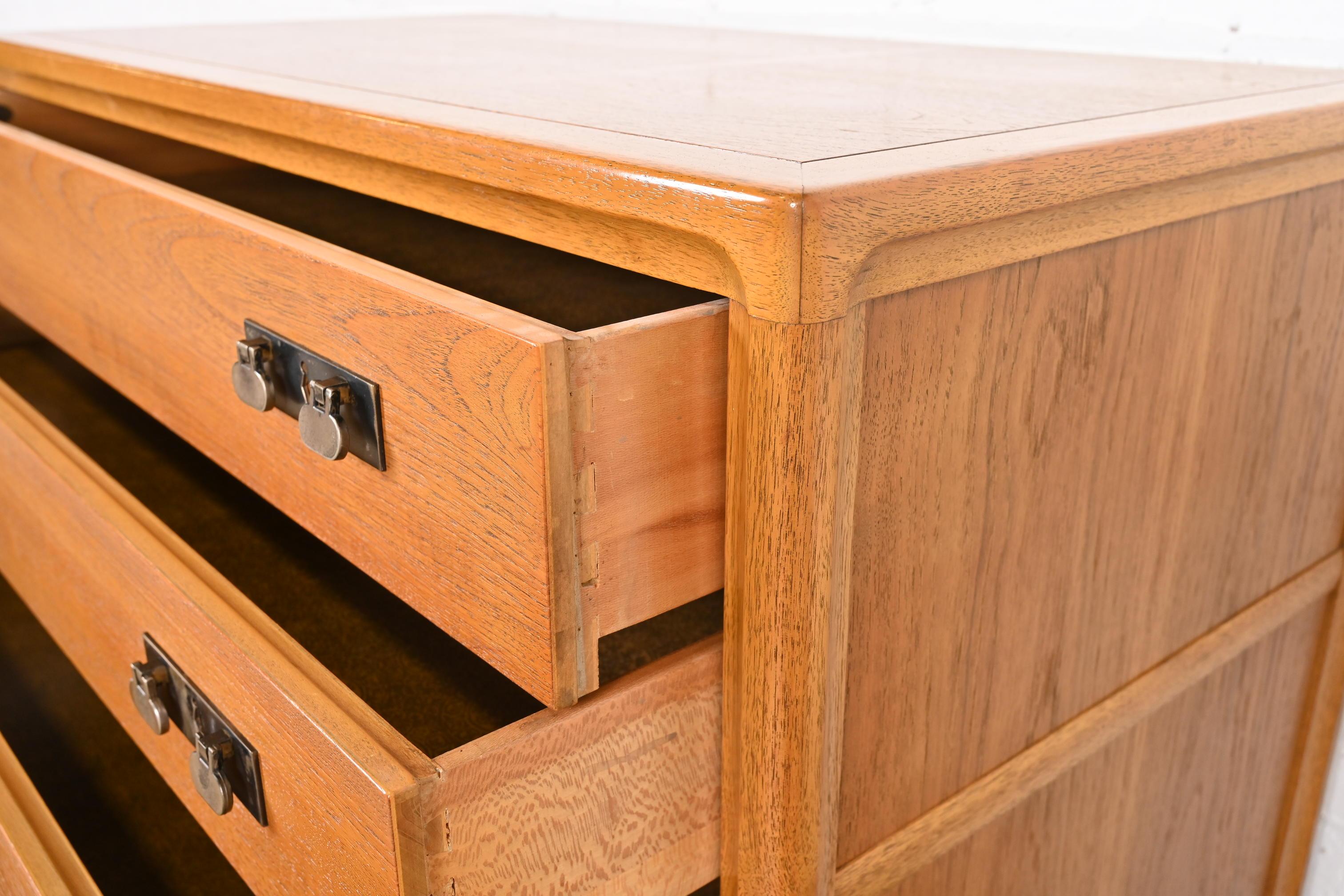 Cassettiera in noce Mastercraft Mid-Century Modern Hollywood Regency, anni '60 in vendita 1