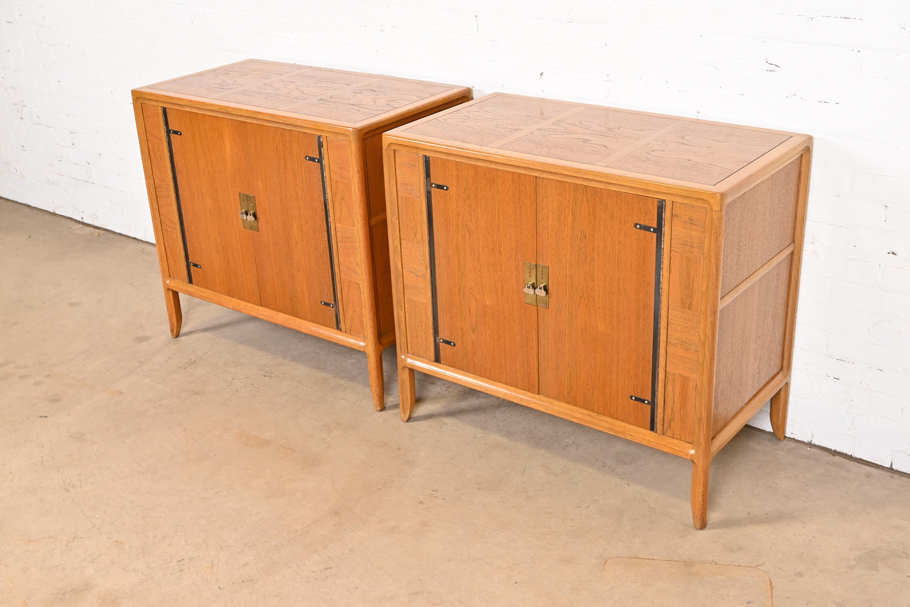 A gorgeous pair of Mid-Century Modern Campaign bar cabinets or bedside chests

By Mastercraft Furniture

USA, Circa 1960s

Walnut case, with original brass hardware.

Each measures: 36