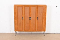 Mueble librería Mastercraft moderno de mediados de siglo en nogal y caña, años 60